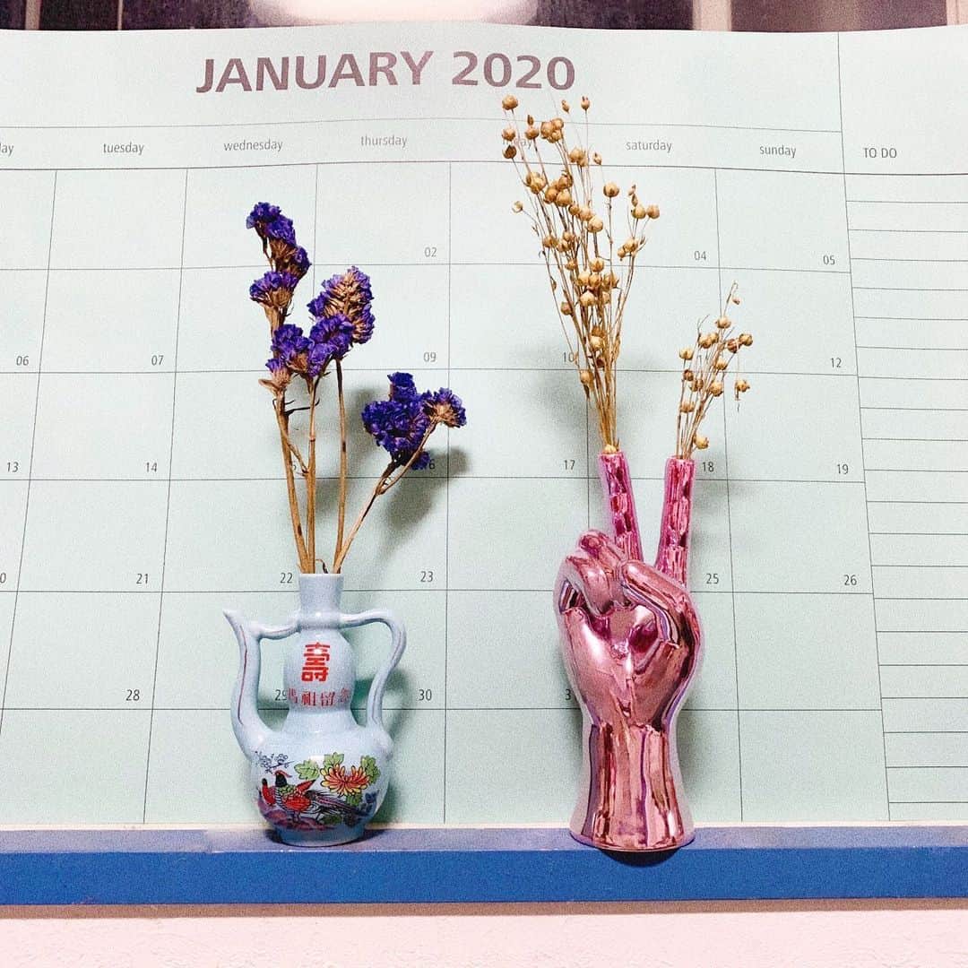 小川暖奈さんのインスタグラム写真 - (小川暖奈Instagram)「左の台湾で買ったレトロな瓶可愛い （カレンダー1月のまま✌︎） . 本当はドライフラワーじゃなく生花を飾りたいんだ！そういう余裕ある人になるぞ ああ、、、あと少しで20代が、、、🌷」2月6日 11時55分 - ogawah