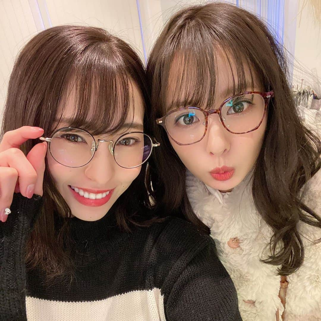 山田菜々さんのインスタグラム写真 - (山田菜々Instagram)「ゆきちにお気に入りのめがねを噛まれて﻿ なかなかお気に入りに出会えなかったのだけど﻿ ついにどんぴしゃ愛しさまっくすのめがねが...😎❤️﻿ ﻿ このめがね、こだわりがすごくて﻿ まず女の子のためにと考えられているので﻿ 目と目のあいだの距離が短く作られてるのよ。﻿ あとね、レンズ反射しにくいから人酔いとかしないの！﻿ ﻿ こりゃぁいいめがねに出会いました🕶」2月6日 17時27分 - tannana.yamada