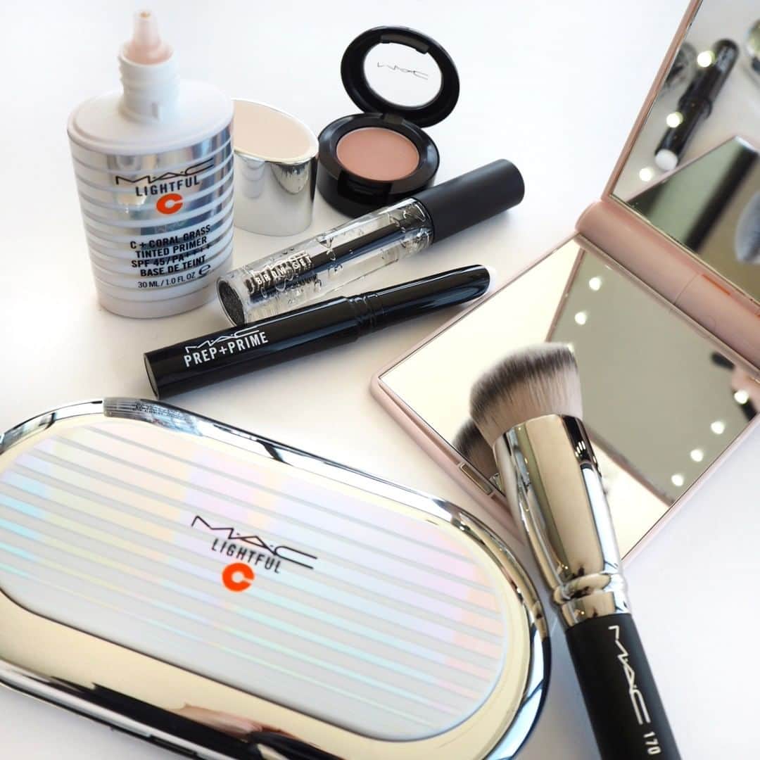 M∙A∙C Cosmetics Japanのインスタグラム：「ㅤ ライトフル C シリーズで手に入れる、スポットライトをフルに浴びたような輝くツヤ肌✨ 透明感のあるツヤマット肌を演出する「ライトフル C+ SPF 30 ファンデーション」をチェックして。  ㅤ 【期間限定キャンペーン開催中】お好きなファンデーション製品を含む8,250円(税込)以上お買い上げの方にはオリジナルLEDミラー(数量限定)をプレゼント🎁 ㅤ ㅤ ※なくなり次第終了。プレゼントが在庫切れになった場合、在庫切れのプレゼントはお渡し出来ませんのでご了承ください。 ※プレゼントはM・A・C公式オンラインショップ、店頭共にお1人様1会計につき1個までとなります。 ※M・A・C公式オンラインショップにおいて、プレゼントがショッピングカートに表示されますのでご確認ください。ショッピングカートに表示されない場合は、在庫切れとなります。  ㅤ ㅤ DESIGN: M·A·C ARTIST RINO KASAI @rino416 @macpro_tokyo PHOTO: @takaki_iwata  ㅤ #MACLightfulC #SpotlightReady #MACライトフル #MACCosmeticsJapan #MACコスメ #MACCosmetics #コスメ #メイク #ファンデ #ファンデーション #リキッドファンデーション #パウダーファンデーション #クッションファンデーション #ベースメイク #カバー力 #ツヤ肌 #ツヤ #テカらない #makeup #basemakeup #cosmetics #foundation #beauty」
