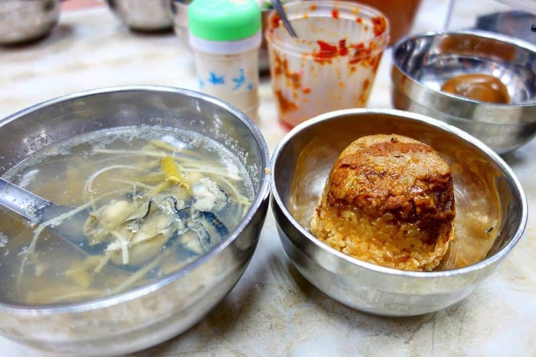 AirAsia (公式) のインスタグラム：「✈︎﻿ 【連載！台湾のプロ（タイペイシャオツー @taipei_shaotsu さん）がガチで惚れた台北グルメ！】 ﻿ ﻿ 筒仔米糕（ミーガオ）。﻿ 筒に味付けした豚肉と餅米を入れて蒸したわたしの大好物！！ よーく混ぜて美味しい湯（スープ）といただきます。﻿ テーブルの橙色のソースをかけてまた美味い😋﻿ ﻿ 定宿が大橋頭站近くなので時々訪れます。﻿ 小ぶりなのでおやつとして食べます。﻿ お店の方も親切ですよ😊﻿ ﻿ #台湾毎週行きたい #台北 #台湾 #台湾大好き #エアアジア #台湾食い倒れの旅 #筒仔米糕 ﻿ ﻿ ［Now Everyone Can Fly］﻿ エアアジアで台北へ！中部国際空港と関西国際空港から毎日運航しています！ ﻿ ﻿ ▼ご予約はこちらから▼﻿ https://air.asia/GMjs9」