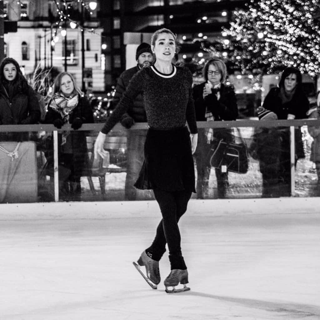アリッサ・シズニーのインスタグラム：「So very grateful for these opportunities to do what I love best! . . . Performing at the beautiful Frankenmuth Rink at a Campus Martius Park, to benefit Scott CARES foundation and locally the Barbara Ann Karmanos Cancer Institute. 📸: @hrkartist (aren’t her photos amazing?!) . . . Performing again outdoors in Klamath Falls, Oregon. Amazing location, and such a fun show ☺️ 📸: @vi_charan . . And now, joining the company of Ice Dance International! ⛸ 📸: @icedanceinternational . . .」