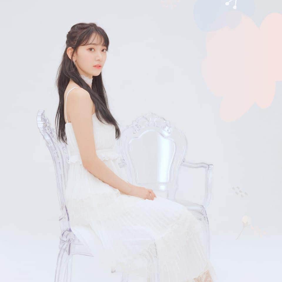 宮脇咲良のインスタグラム：「IZ*ONE (#아이즈원) - 1st Album [BLOOM*IZ] OFFICIAL PHOTO UNRELEASED VER. 1  #izone #アイズワン #bloomiz #sakuramiyawaki #sakuramiyawaki #miyawakisakura」