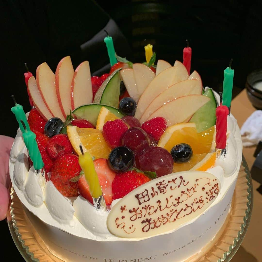 田崎佑一さんのインスタグラム写真 - (田崎佑一Instagram)「後輩達にお誕生日会を開いて貰いました🎊いつもありがとう。誕生日プレゼントで、スタビライザーを頂きました。いっぱい使わせてもらいます✨最高の仲間に恵まれて幸せです。 #この写真の中に全トークの引き出しを持っている人物が1名います」2月6日 12時09分 - tasakipan