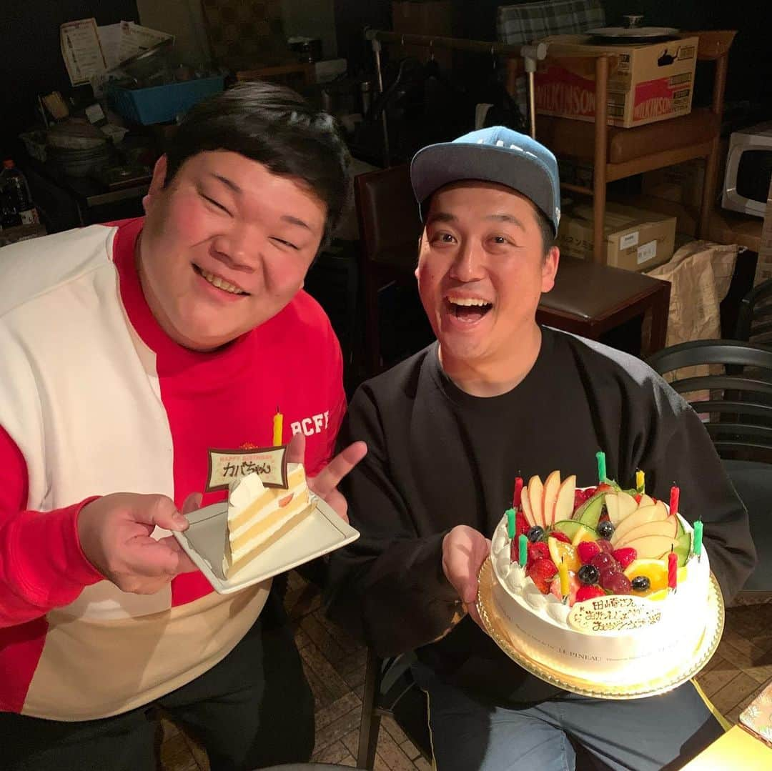 田崎佑一さんのインスタグラム写真 - (田崎佑一Instagram)「後輩達にお誕生日会を開いて貰いました🎊いつもありがとう。誕生日プレゼントで、スタビライザーを頂きました。いっぱい使わせてもらいます✨最高の仲間に恵まれて幸せです。 #この写真の中に全トークの引き出しを持っている人物が1名います」2月6日 12時09分 - tasakipan