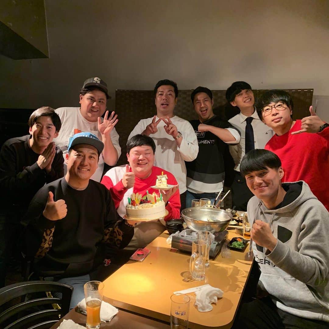 田崎佑一のインスタグラム：「後輩達にお誕生日会を開いて貰いました🎊いつもありがとう。誕生日プレゼントで、スタビライザーを頂きました。いっぱい使わせてもらいます✨最高の仲間に恵まれて幸せです。 #この写真の中に全トークの引き出しを持っている人物が1名います」