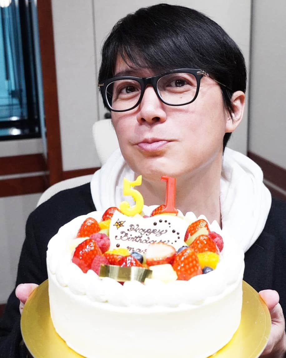 福山雅治さんのインスタグラム写真 - (福山雅治Instagram)「福山さん51歳のお誕生日おめでとうございます！ 先日「福のラジオ」スタッフさんが収録中にサプライズケーキでお祝いしてくださいました！ 「今年は“あざとかわいい”バースデー写真を撮らせてください！」とお願いしたところ、福山さんなりの“あざかわ”に苦しみながら何度もチャレンジしてくださいました(笑) ちなみに、アミューズ女性スタッフの間では、1枚目が一番人気でしたが、皆さんはどの福山さんがお好きですか？スタッフ  #福山雅治51歳 #happybirthday #BROS1991」2月6日 12時22分 - masaharu_fukuyama_official