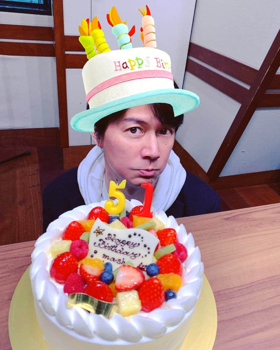 福山雅治さんのインスタグラム写真 - (福山雅治Instagram)「福山さん51歳のお誕生日おめでとうございます！ 先日「福のラジオ」スタッフさんが収録中にサプライズケーキでお祝いしてくださいました！ 「今年は“あざとかわいい”バースデー写真を撮らせてください！」とお願いしたところ、福山さんなりの“あざかわ”に苦しみながら何度もチャレンジしてくださいました(笑) ちなみに、アミューズ女性スタッフの間では、1枚目が一番人気でしたが、皆さんはどの福山さんがお好きですか？スタッフ  #福山雅治51歳 #happybirthday #BROS1991」2月6日 12時22分 - masaharu_fukuyama_official