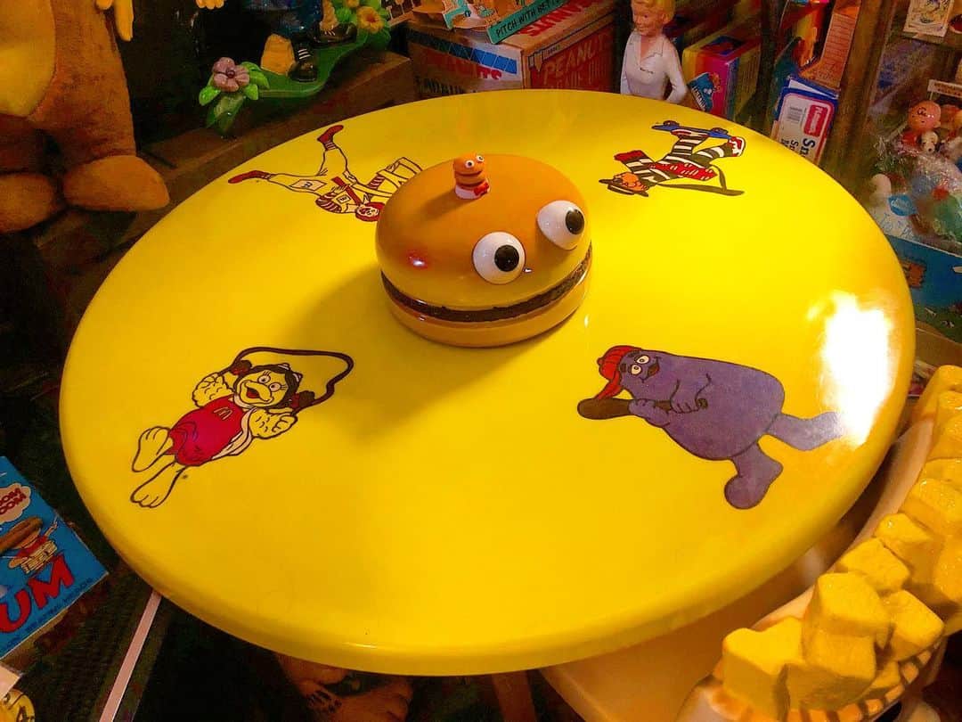 大川知英のインスタグラム：「80's McDonaldland Round Table🇺🇸 このテーブルでコーラとバーガーとポテト食いながらマルボロ吸ってキモいくらいニヤつく🍔た..たまらねぇ🚬 #mcdonalds #mcdonaldland #roundtable #vintage#80s #映画の中#たまらねぇ #1人でキモい #amecajiboys #takatsubase #アメトイ部キャプテン」