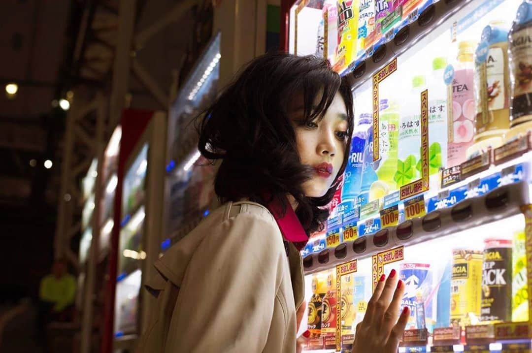 林田岬優さんのインスタグラム写真 - (林田岬優Instagram)「フランスの雑誌「GALA」をやらせて頂きました！ 3年ぶりに シャンタル　@chantalstoman  と撮影ができて、楽しかった。☺️ Thank you so much,Chantal !! #GALAmagazine #Frenchmagazine ．  #Repost @chantalstoman ・・・ For many years, I used to be fashion photographer. Then I decided to focused on my own projects. Some times to times, I still enjoy to contribute to fashion magazines when they give me the freedom to do it in my own way. #japan #tokyo #vendingmachine #night #naturallight #fashionphotography #fashionstyle #accessories @miyu_hayashida @yoshi_miyamasu @atzshicom @joni @yuko3131 @malikaslimanigala  #しだみゆ」2月6日 12時27分 - miyu_hayashida