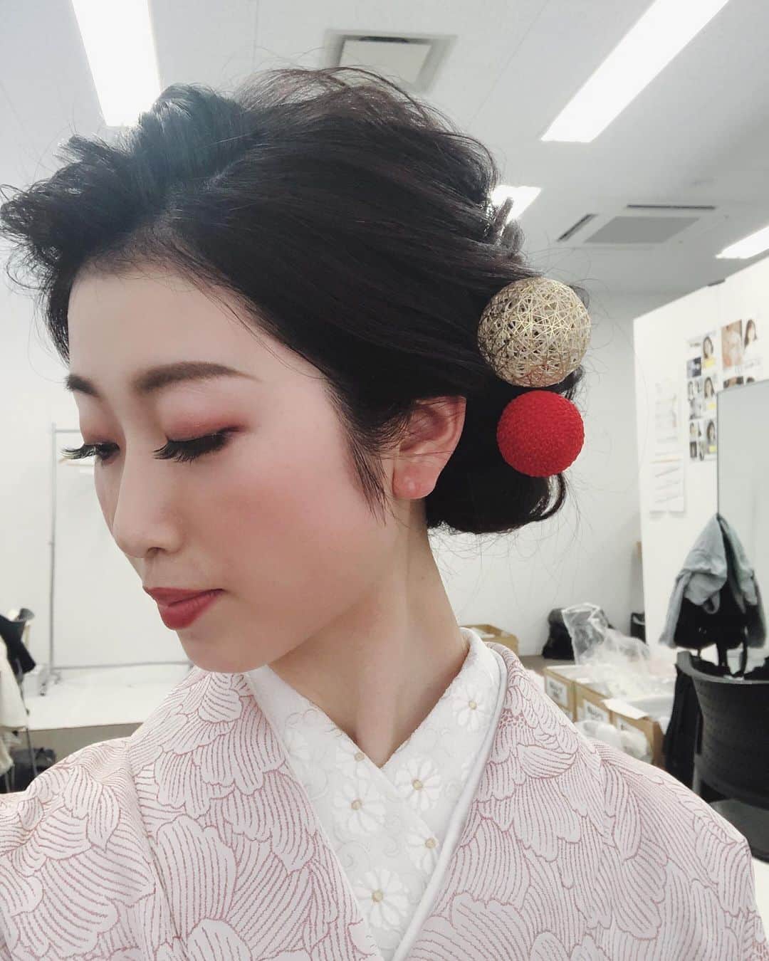 のインスタグラム：「. . いつも、楽しみな現場。 . #展示会#婚礼#婚礼衣装#京都#kyoto#色打掛#和装展示会#japanesedress#二条丸八 . . 商品に対する愛や熱が半端ない @nijomaruhachi さま。 いつも、可愛くて、素晴らしく美しい衣装を発表されていて お客様への説明を聞いて、衣装を見せつつも お客様と一緒に私も納得して頷いてしまう。笑 . 小物類も可愛くて普段使いできるから、 私も欲しくなっちゃったり。 (この髪飾り、ほんとに欲しがってたもんな私) . . お客様が注目されているポイント、 担当の社員様が説明されているポイントを 耳ダンボにして聞いて(←言い方が古い)、 また、着用する衣装に応じて 若干 動きや表情を変えてみたり。 . 細かなポイント過ぎて伝わらないかもしれないけれど、 素敵過ぎるお衣装を更に素敵に魅せるこのお仕事が大好きです。 . . お世話になった皆様、本当に有難うございました＾＾ また、ご一緒できるよう もっともっと精進しよう。 . #model#fashionmodel#모델#和装モデル#webモデル#フリーランス#freelance#福井千佳#chika_fukui#インフルエンサー#beauty#followme#style#おしゃれさんと繋がりたい#selfie#picoftheday#japan#サロモ#handmadeaccessory#ハンドメイドアクセサリー」