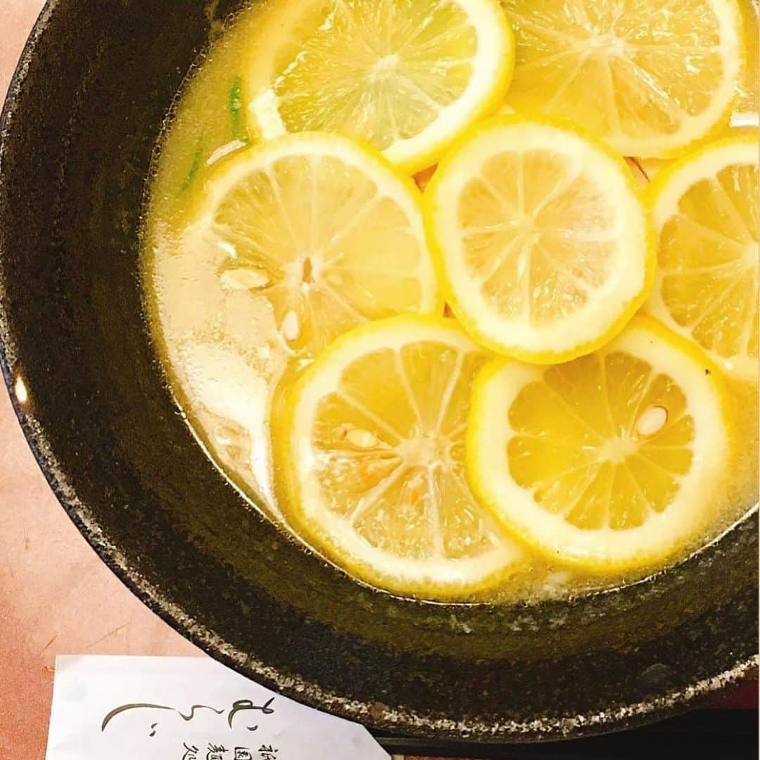 祇園麺処 むらじさんのインスタグラム写真 - (祇園麺処 むらじInstagram)「檸檬の花咲くコラーゲンたっぷりの美容の味方『檸檬ラーメン』一度ご賞味ください。  お写真は @tgif720 様よりお借りいたしました。  #檸檬ラーメン #檸檬派  #檸檬の会  #檸檬好きにはたまらない  #檸檬好き  #祇園麺処むらじ  #麺処むらじ #ラーメン好きな人と繋がりたい  #ラーメン好き #むらじ #ラー活 #麺活 #麺活女子  #麺スタグラム  #kyoto_japan  #kyotogram」2月6日 12時35分 - ramen_muraji