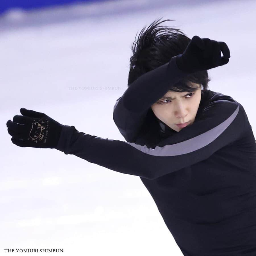 羽生結弦さんのインスタグラム写真 - (羽生結弦Instagram)「#Repost @yomiuri_news [ #フィギュアスケート #四大陸選手権 ] 4日に韓国入りした #羽生結弦 選手が5日、メインリンクで行われた午後の公式練習に参加しました。曲かけは、「バラード第１番」。練習中には「SEIMEI」のフリも確認していました。演目変更の知らせから、 #平昌五輪 の動画を見直したりして、あの辺のポジションから撮ったな。とか、こんな表情してたな。とか、泊まっていた宿のオンドルが壊れて、スキージャンプを取材するのと同じ格好で寝てたな。とか、いろいろ思い出して懐かしくなりながら過ごしていました。今日の公式練習で、 「バラード第１番」がかかって、レンズを振って #羽生 選手を追いながら、ファインダー越しに羽生選手の目がギラっ、ギラっと光るのが見えて、懐かしさよりも驚きと新鮮さが勝りました。「今は自分のフィギュアスケートがしたい」練習後の記者の囲みで答えたその言葉に、なるほどあれは覚悟の眼差しだったのか、と勝手に納得しました。また新しい瞬間を見せてもらえるのかと楽しみですが、まずは本人納得のいい演技ができますように。四大陸選手権は明日いよいよ開幕。初日はアイスダンス・リズムダンスとペアSP、女子SPが行われます！！（若杉） Japanese figure skater Yuzuru Hanyu attends an official practice of Four Continents Figure Skating Championships at Mokdong Ice Rink in Seoul, South Korea (Republic of Korea) on February 5, 2020. ( The Yomiuri Shimbun / Kazuki Wakasugi)  #yomifigure #YuzuruHanyu #4ContsFigure  お写真も文章も思いが込められていて素敵✨ #羽生結弦 #yuzuruhanyu #figureskating #figureskater」2月6日 12時39分 - yuzu_kanami