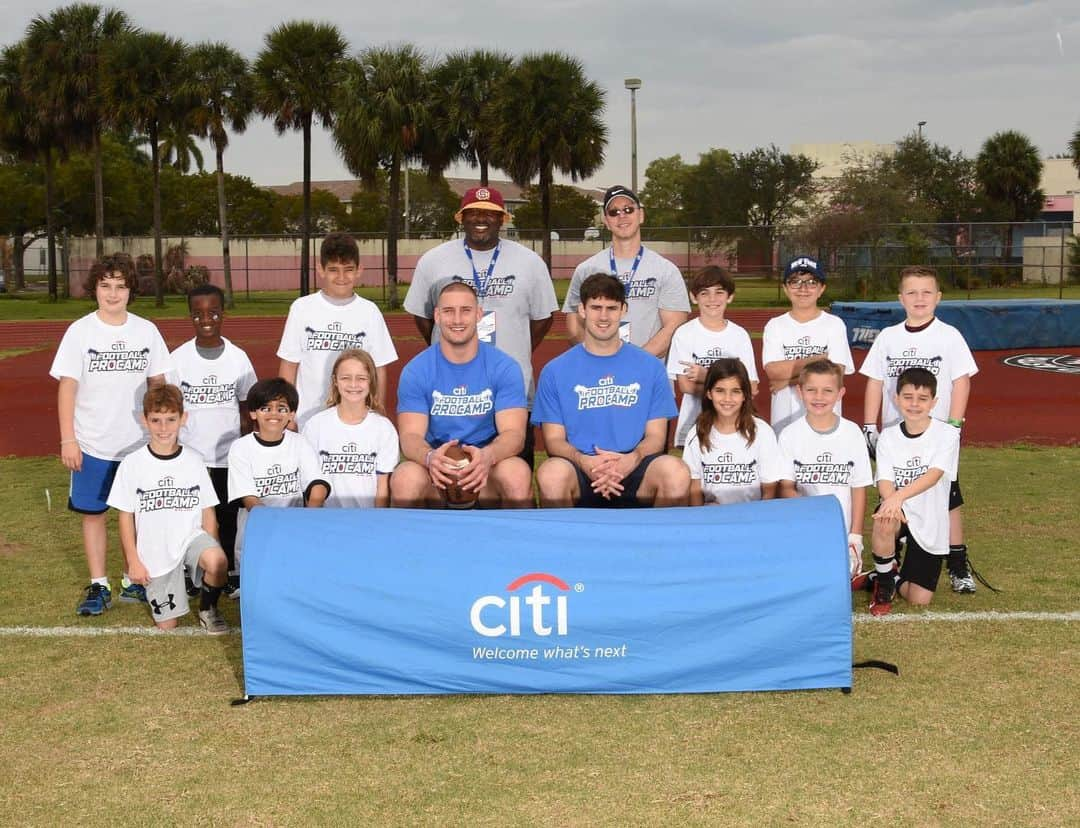 ジョーイ・ボサさんのインスタグラム写真 - (ジョーイ・ボサInstagram)「Had such a great time with @danieljones3 and all of the hardworking campers at our Football ProCamp thanks to @CitiBank and @ProCamps! #CloserToPro」2月6日 12時48分 - jbbigbear