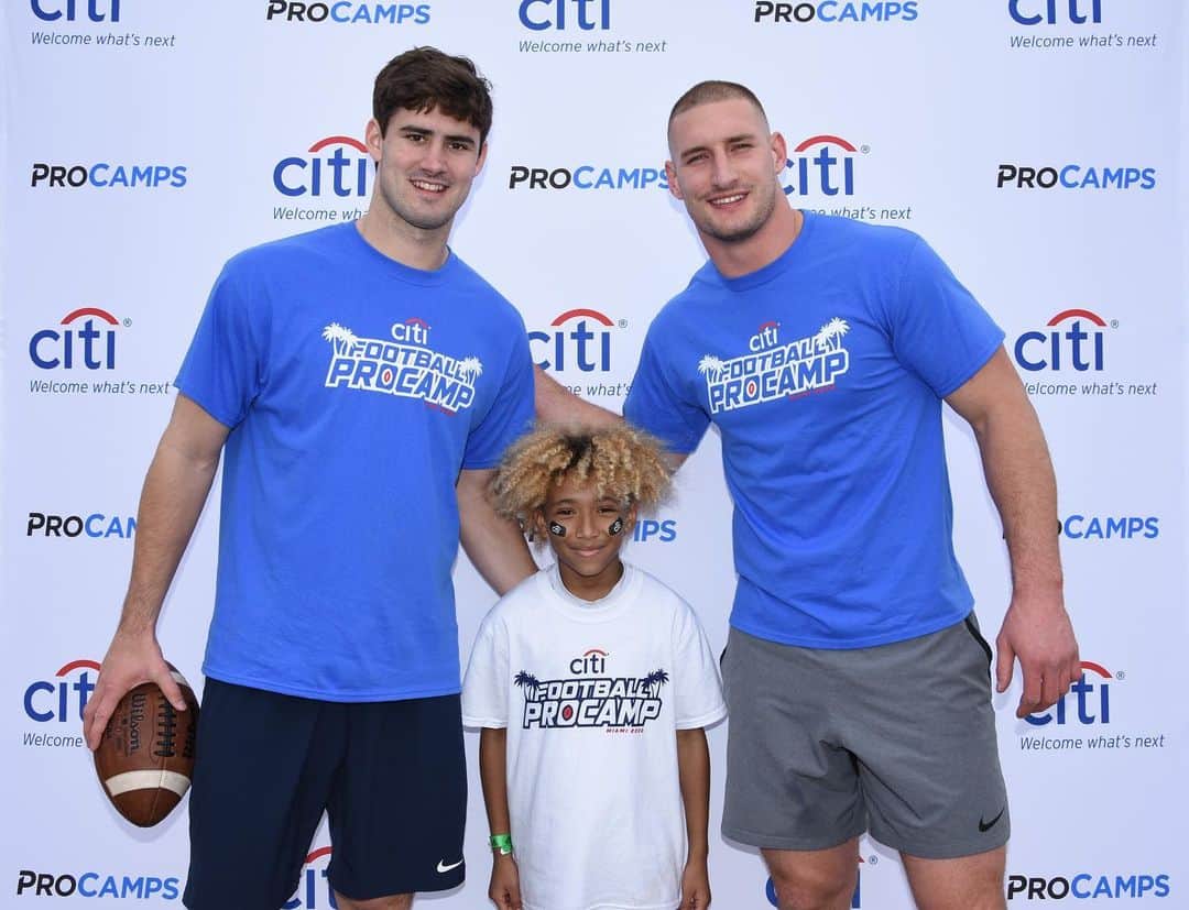 ジョーイ・ボサのインスタグラム：「Had such a great time with @danieljones3 and all of the hardworking campers at our Football ProCamp thanks to @CitiBank and @ProCamps! #CloserToPro」