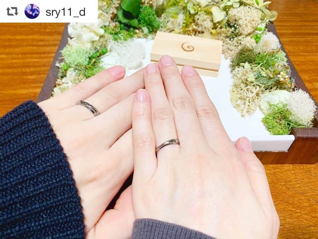 SORA ≪SORA表参道の公式アカウント≫のインスタグラム：「. ぜひ『 #結婚指輪sora 』のハッシュタグを入れて お写真を投稿してくださいね＊* . みなさんの素敵なご投稿はSORAの 公式アカウントでご紹介いたします！ . 本日は @sry11_d さまのご投稿をご紹介♪ . ･:*+.･:*+.･:*+.･:*+.･:*+.･:*･: . 待ちに待った指輪完成💍 自分たちの納得のいく指輪ができた！ とにかく人とは違う指輪が欲しくて、 黒い素材の〝 #タンタル 〟の指輪にした(*´꒳`*) . ･:*+.･:*+.･:*+.･:*+.･:*+.･:*･: . #結婚指輪 #婚約指輪 #表参道 #金属アレルギー #金属アレルギー対応 #レアメタル  #手作り #手作り指輪 #ブライダル #ウェディング #プレ花嫁 #クリエィティブ #デザイン #bridal #wedding #jewelry #ring #weddingring #japaneseart #madeinjapan ﻿ #2020春婚 #2020夏婚  #2020wedding」