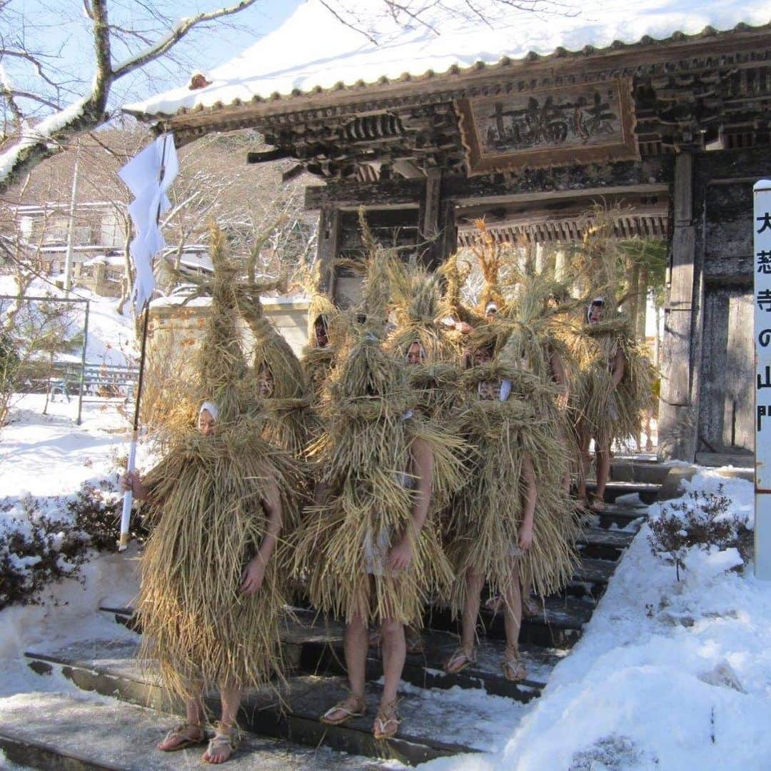 宮城県観光課さんのインスタグラム写真 - (宮城県観光課Instagram)「【米川の水かぶり】 毎年2月の初午の日に行われる800年以上の歴史がある火伏行事です。登米市東和町米川五日町地区の男衆が，かまどの煤を顔に塗ってわらの装束をまとい，奇声をあげて家々の屋根に水をかけ，火伏を祈願する奇祭です。 わらは火難除けのお守りとされているため，地域の人たちはまとった装束からわらを抜き取り，家の屋根に投げ上げます。 2018年に来訪神行事としてユネスコ無形文化遺産に登録されました。 日時：2020年2月9日（日）9:30~11:30頃（本隊出走10:30~） 会場：大慈寺山門広場（登米市東和町米川字町下56）  #宮城県#宮城#登米市#米川の水かぶり#奇祭#伝統行事#火伏祈願祭#まつり#祭り #tohoku#miyagi#tomecity#festival」2月6日 13時01分 - miyagi_pref_kankou