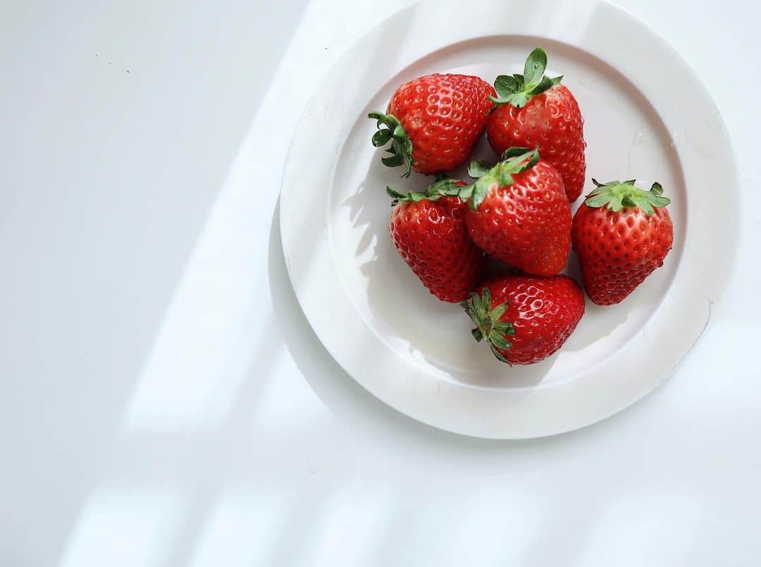 吉田理紗さんのインスタグラム写真 - (吉田理紗Instagram)「今日は朝から絶対苺を1人で1パック食べると決めていたのです。無事達成。プチハッピー🍓 #子育て奮闘記 #自分の機嫌は自分でとるゾ」2月6日 13時07分 - yoshirisaa