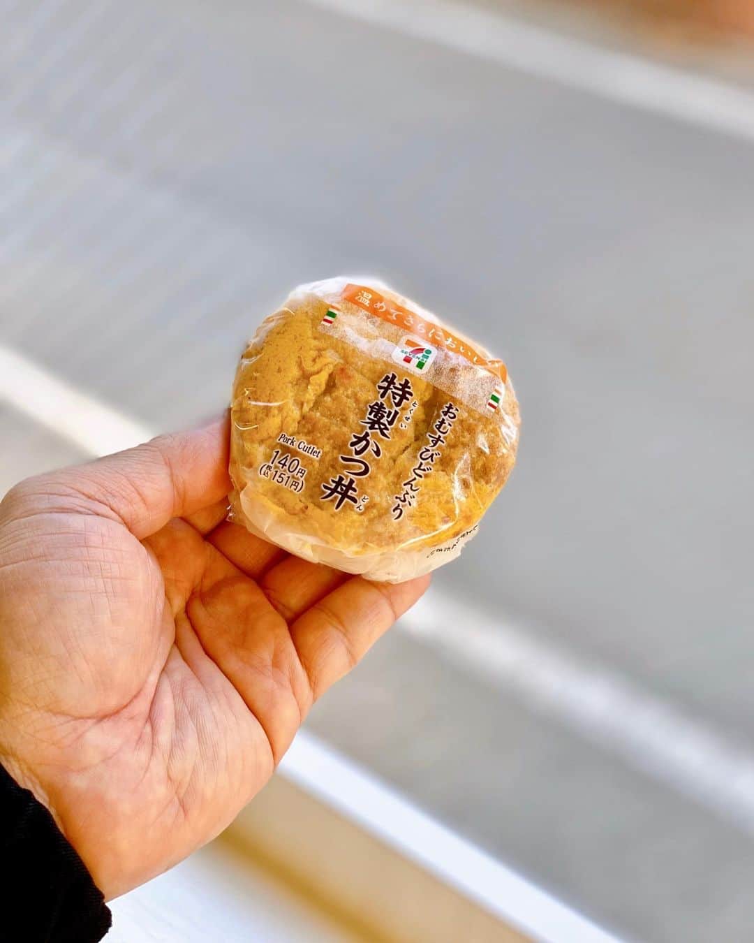 秋山具義さんのインスタグラム写真 - (秋山具義Instagram)「おそらく世界最小のかつ丼。﻿ 丼はどこに？笑﻿ そして、旨い！﻿ さすがセブンイレブン。﻿ ﻿ #具義コンビニ2020」2月6日 13時08分 - gugitter