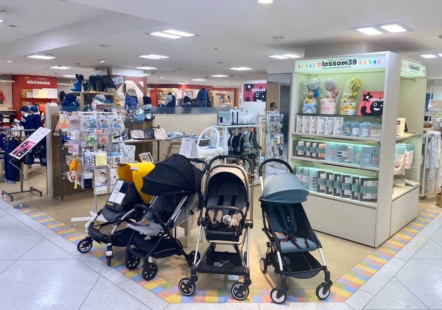 blossom39_officialのインスタグラム：「. 『blossom39 select ながの東急百貨店』が 2/1にオープンいたしました✨ . 人気のインポートベビーカーやハイチェア、抱っこひもをはじめ、出産祝いにもおすすめの雑貨類も種類豊富にご用意しております！ . 〈ながの東急百貨店　本館6階〉 . #blossom39 #ブロッサム39  #ながの東急百貨店 #ベビーカー #ベビーカー選び #抱っこひも #ハイチェア #カーシート #出産祝い #bugaboo #cybex #babyzenyoyo #inglesina #dockatot #ergobaby #babybjorn #adenandanais #lulujo #marlmarl #aboo #elodiedetails #leapepe #attipas」