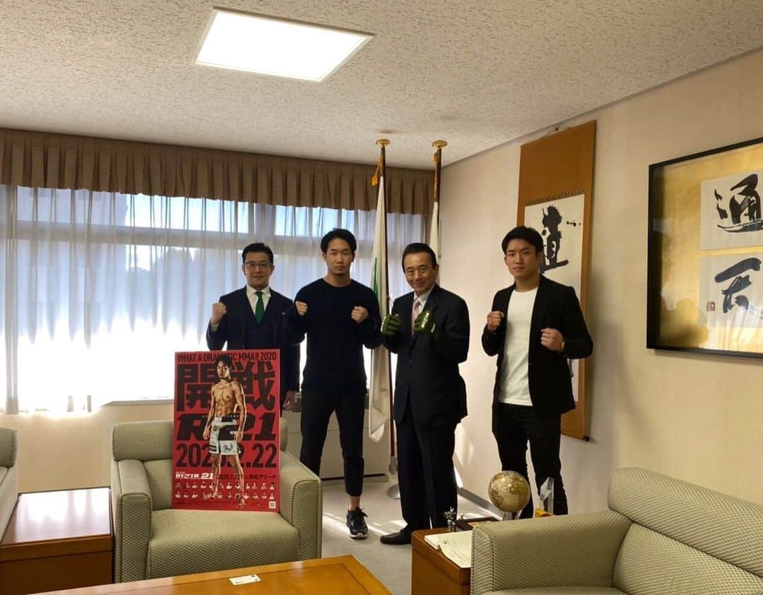 榊原信行さんのインスタグラム写真 - (榊原信行Instagram)「We visited the Hamamatsu Mayor today with the Asakura brothers. I felt that Mikuru has been building up some style on how he presents himself. I’m looking forward on how he performed on the 22nd.  本日、朝倉兄弟と一緒に浜松市長を表敬訪問して来ました。こうして共にPR活動をして感じたことですが、未来選手は何だか風格が出て来ました。22日の開幕戦では、どんな闘いを観せてくれるのか？今から楽しみですね。 #rizinff」2月6日 13時20分 - nobu_sakakibara