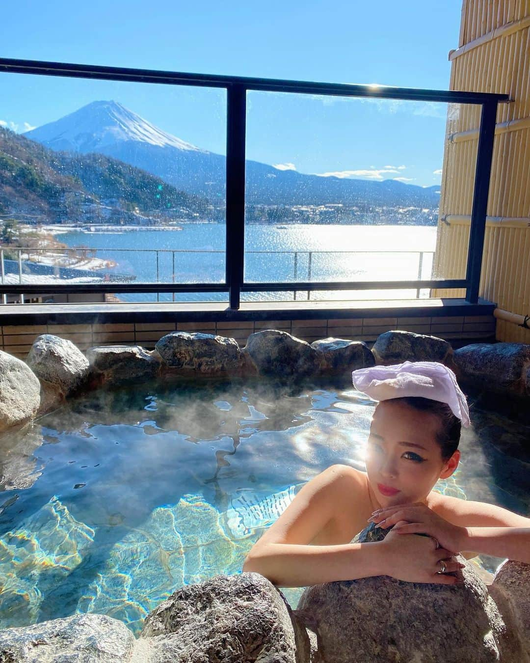 KEIさんのインスタグラム写真 - (KEIInstagram)「いい湯でした♨️🇯🇵🗻 . この写真ストーリーに載せたんだけど その時の反響が凄すぎた(笑) やっぱり富士山ってなんかいいよね👍✨ . . 寒い間にもう一回温泉いきたいなあ〜🇯🇵 おすすめの温泉教えてええええ🧖‍♀️💕 . . . #cyberjapan #cjd #cjd_kei #サイバージャパン #サイバージャパンダンサーズ #温泉　#富士山　#河口湖 #温泉旅行　#けいさんぽ　#けいでーと」2月6日 13時41分 - kei_oktwins