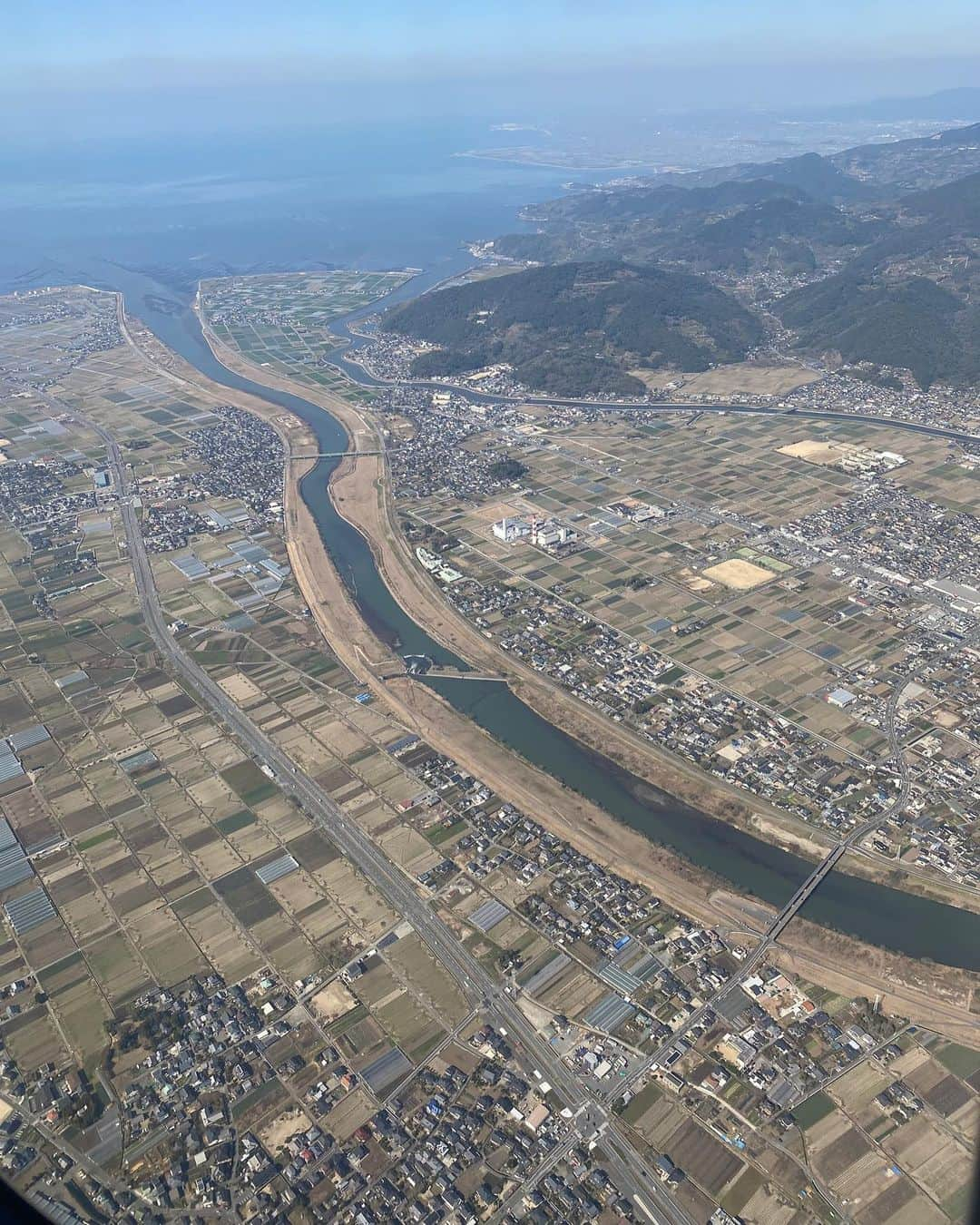 氷川きよしさんのインスタグラム写真 - (氷川きよしInstagram)「熊本へ！ 飛行機の中ではこんなスタイル。首を固定w  上空の江ノ島からの⇨熊本上空  by kii  #氷川きよし #hikawakiyoshi #飛行機 #新春豪華歌の祭典 #熊本城ホール #kii #bykii #キヨラー」2月6日 13時49分 - hikawa_kiyoshi_official