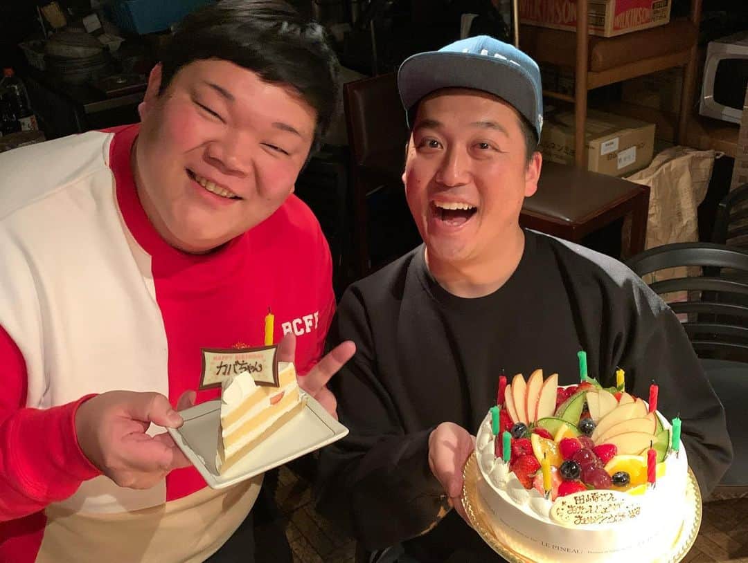 池田真一さんのインスタグラム写真 - (池田真一Instagram)「いつもお世話になりまくってる田崎さんの誕生日会でした！ カバちゃんも同じ日なので一緒にお祝いしてますがケーキの差が凄いです😆 そしてカバちゃんは茶色い四角い羽はえてました！ 田崎さんいつもありがとうございます！」2月6日 13時43分 - wartdebu