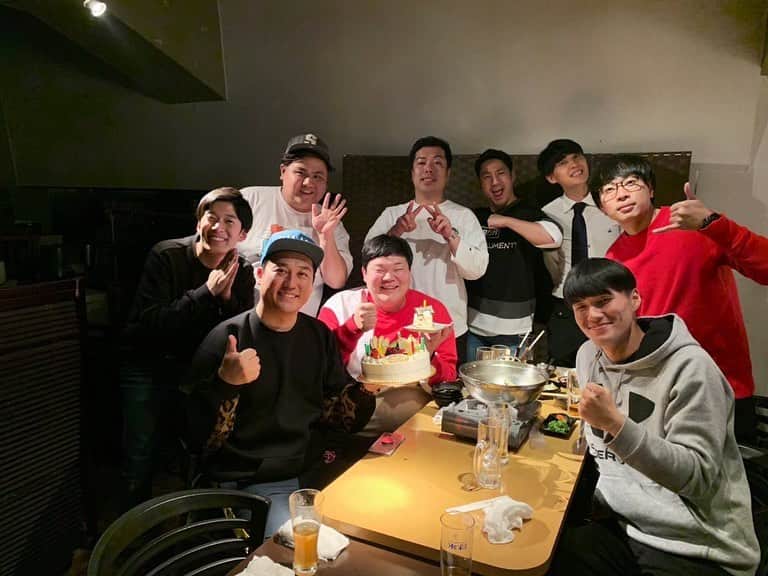 池田真一のインスタグラム：「いつもお世話になりまくってる田崎さんの誕生日会でした！ カバちゃんも同じ日なので一緒にお祝いしてますがケーキの差が凄いです😆 そしてカバちゃんは茶色い四角い羽はえてました！ 田崎さんいつもありがとうございます！」