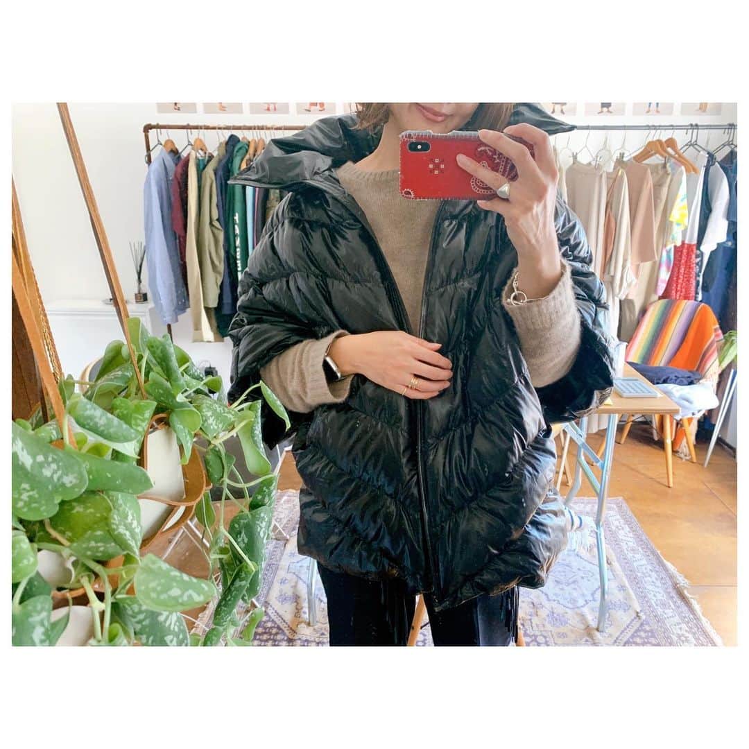 のインスタグラム：「立春過ぎた途端に極寒🥶 2月分CLOSETのダウンポンチョが個人的に気になって仕方がない🙄 まだまだ寒い、でもがっつりダウンは着たくないなーって思うこれからの時期にぴったりなんです。 しかもタグ付きで新品同様なのー。 古着苦手な方もおすすめです。 個人的にも大好きで今日も履いてるワークパンツも入荷してます。 ぜひチェックしてみてください♡ #fashion #style  #ootd #outfits #herfeecloset #used #nike #dickies」