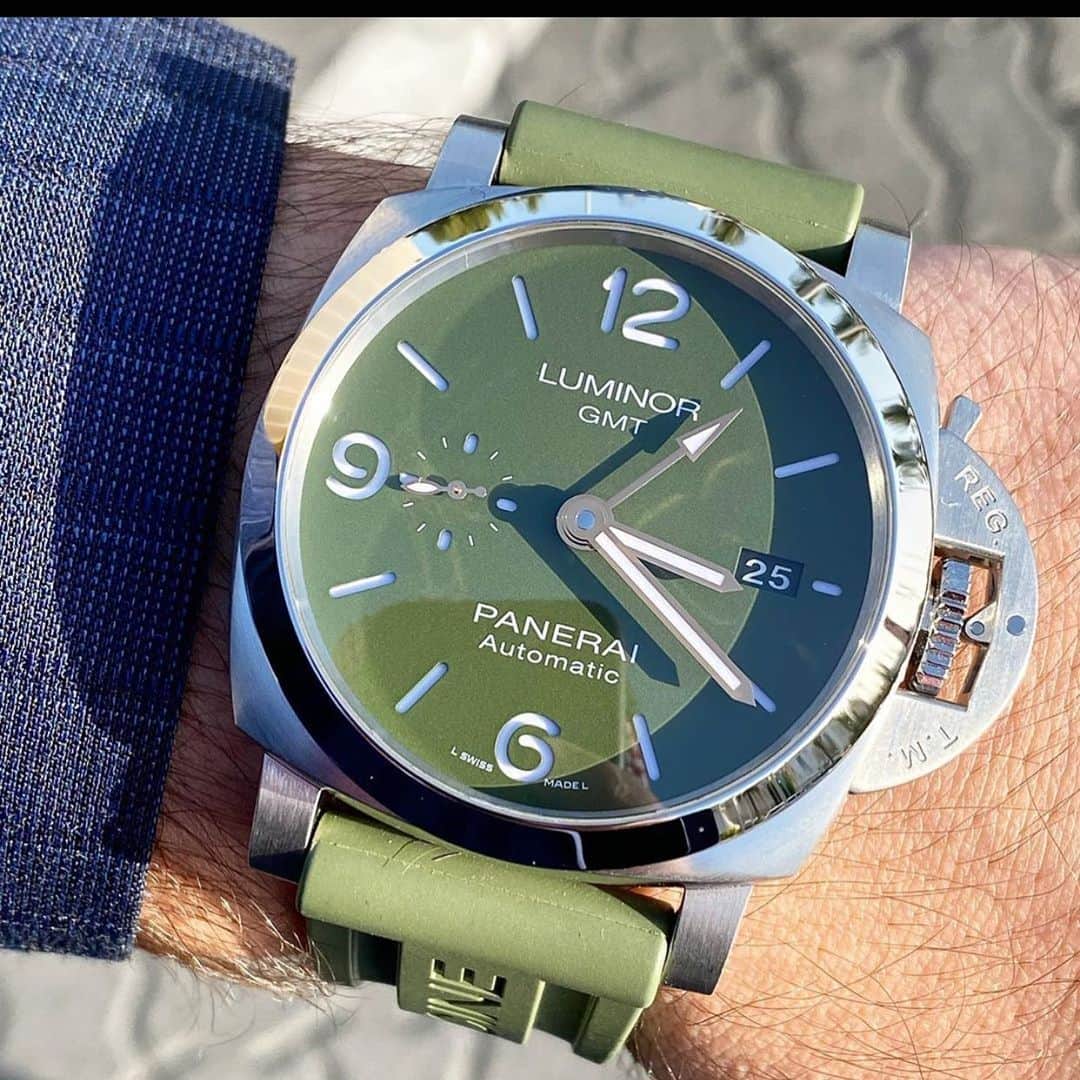 パネライのインスタグラム：「Congrats to my good buddy @q8horology1 on his new pickup. The #PAM1056 MS Dhoni Limited Edition GMT with green dial. Like it? #paneraicentral #panerai」