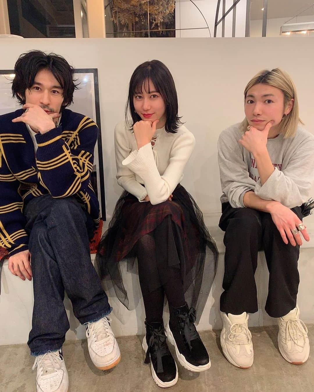 ゆきりぬさんのインスタグラム写真 - (ゆきりぬInstagram)「黒髪になりました！ ここまで真っ黒にしたのは初めてかも？ 何しろブリーチで抜けやすいのでちょっと濃いめにしてもらってます！ 2日目にシャンプーしたら紫色の泡がもう出てきちゃった笑 それにしてもポーズウケる笑 1枚目も姿勢悪いしw . . お洋服はトップスと靴が @eatme_japan だよ！スカートは @swingle_official のです！ 全部ちょっとワザありアイテムなので気に入ってます✌︎ #eatme #eatmejapan #swingle #髪色 #黒髪 #暗髪」2月6日 14時00分 - yukirin_u