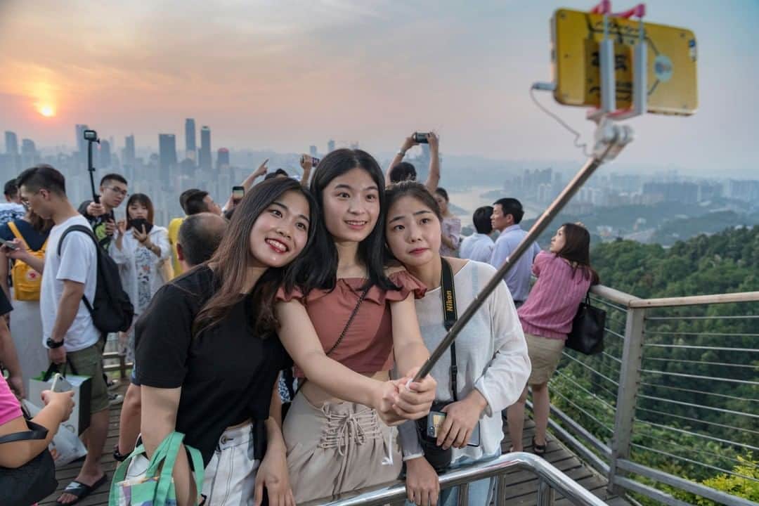 National Geographic Travelさんのインスタグラム写真 - (National Geographic TravelInstagram)「Photo by @amivitale | Chinese tourists take photos from Yikeshu Observation Deck in Nanshan, Chongqing, China. Located in southwest China, Chongqing is home to more than 30 million people. It is known as the city of fog, boasting more than a hundred days of fog annually.  Follow @amivitale for more stories about the beauty and joy in the world. @natgeoimagecollection @thephotosociety #china #chongqing #yikeshu #tourists #selfie」2月6日 14時09分 - natgeotravel