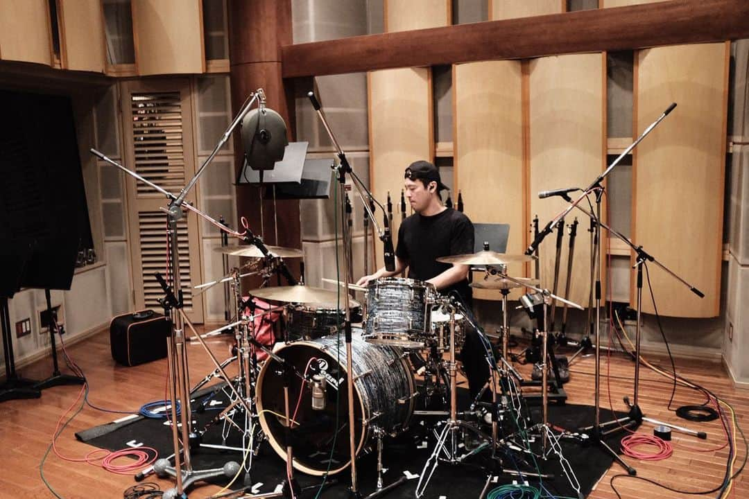 MOMIKENさんのインスタグラム写真 - (MOMIKENInstagram)「昨日は自分が作曲した曲のはじめてのレコーディングでした！いつもアレンジしてるとモリモリ音を重ねたくなってしまうけど、生の音やグルーブに変わるだけでちゃんと引き算できるというのを改めて再確認できた！とはいえ、PC作業中は重ねたくなっちゃうだろうけどw では良いグループを叩いたメンバーのショットをお納めください。 #spyair#momiken#はじめての曲#レコーディング#kentaspyair#最近ずっと曲つくってます#もちろんspyairのためのだから#楽しみにしてて#そのぶんsnsはサボり気味#という言い訳」2月6日 14時13分 - momiken_spyair