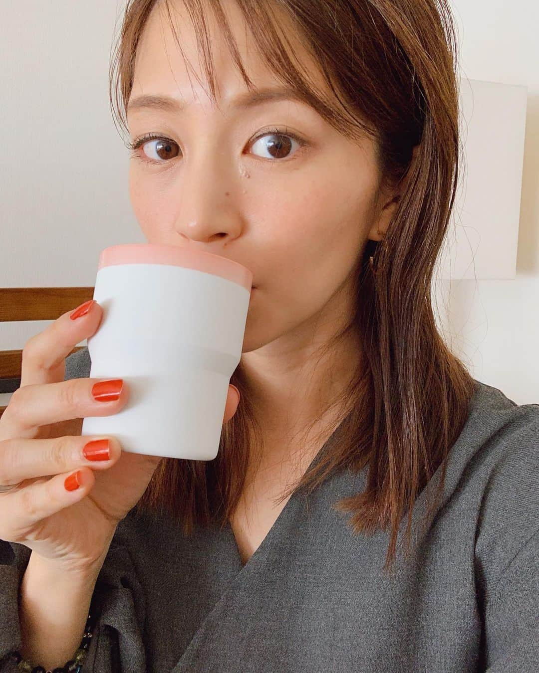 安田美沙子さんのインスタグラム写真 - (安田美沙子Instagram)「息子がモンテッソーリの授業で挽いてきたきたコーヒー☕️ 持って帰る度少しずつ開化堂の茶筒に溜めて、飲む幸せ✨そんな日が来るなんて。。。なんて味わい深いんだ。うちの宝物のコーヒー😊✨ . . . オリジナルサイズの開化堂さんの茶筒は、 @four_o_five_405  で販売しています。ぜひご覧ください。 大分我が家の茶筒はいい色になってきた💕 . . . #instagood #instafood #coffee #kaikado #茶筒  #hario #405 @four_o_five_405  #コーヒー好き #大事なコーヒー #ママコーヒー好きだねと言われる」2月6日 14時19分 - yasuda_misako