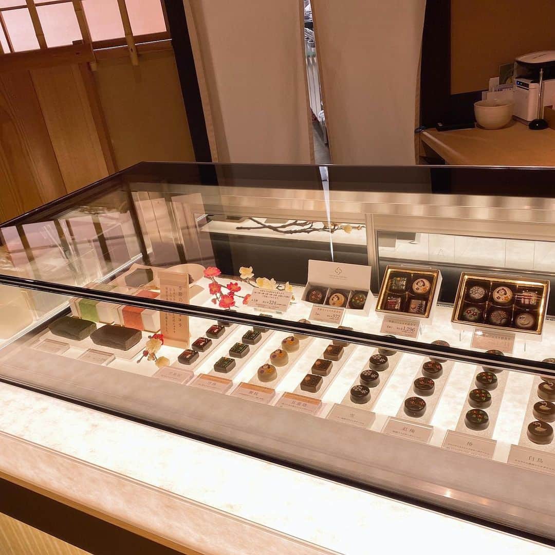 南果歩さんのインスタグラム写真 - (南果歩Instagram)「大好きな #和紙アーティスト の #堀木エリ子 さんがプロデュースした #サロンドセツコ にお邪魔しました😊 エリ子さんの和紙、照明をふんだんに使った素敵なカフェもあり、心落ち着く空間です❤️ 京都では工芸品の良さを、直ぐ身近に感じられる🍀 やっぱりいいな🌈 京都ならではのチョコレートが楽しい❤️ #京都 #和紙 #白竹堂山岡駒蔵 さんも合流 #男前女子 #南果歩アート散歩 #南果歩 #kahominami #japaneseactress」2月6日 14時26分 - kaho_minami