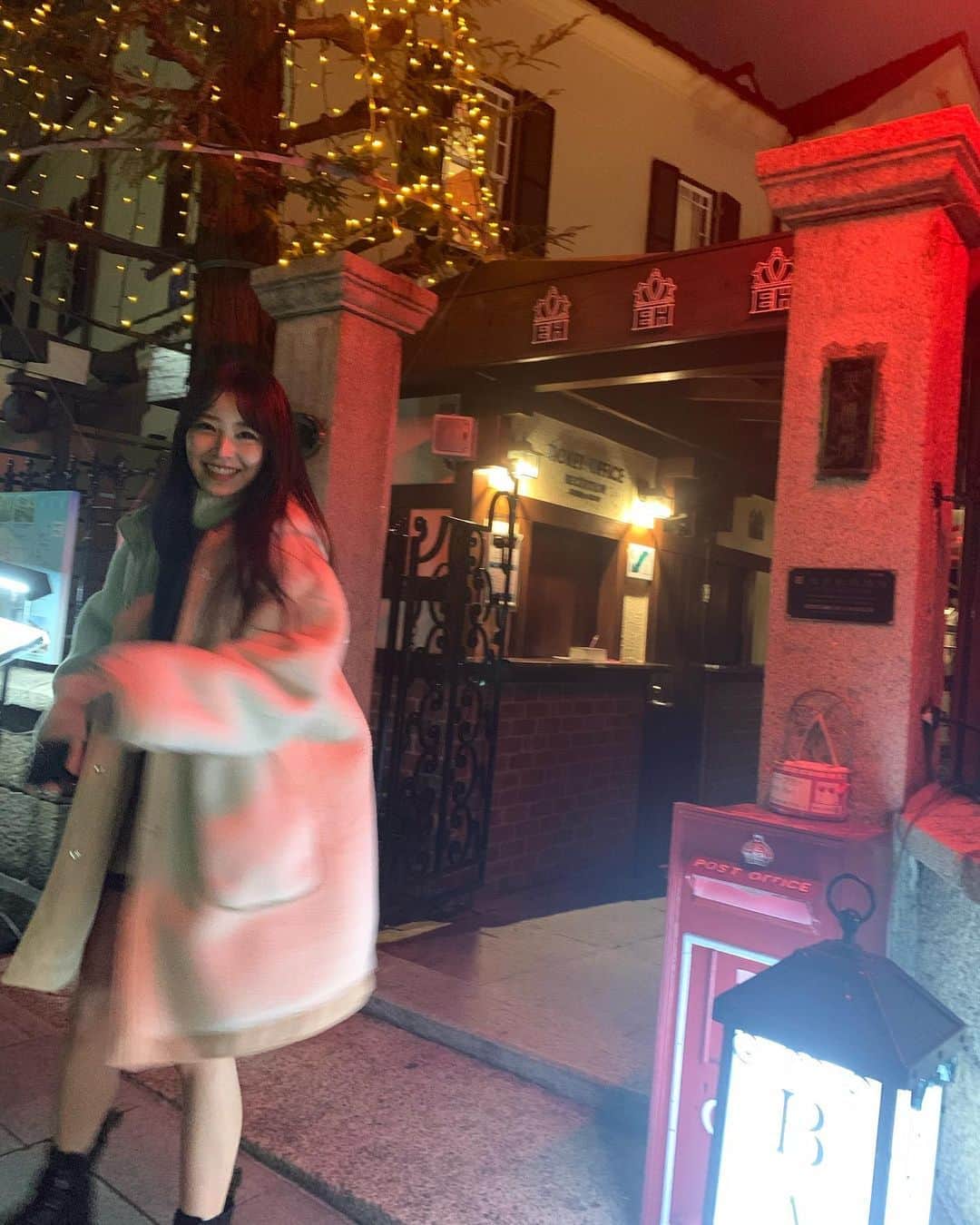 白間美瑠さんのインスタグラム写真 - (白間美瑠Instagram)「神戸お散歩した日❤️ ・ 神戸のスタバは雰囲気があって素敵でした！ ・ 異人館！ホームズ！ ・ 最後の写真のわたし、、顔とポーズ🤣笑 #母　#姉　#女3人 #カメラマンは #姉」2月6日 14時30分 - shiro36run