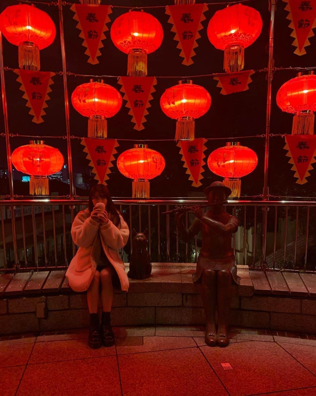白間美瑠さんのインスタグラム写真 - (白間美瑠Instagram)「神戸お散歩した日❤️ ・ 神戸のスタバは雰囲気があって素敵でした！ ・ 異人館！ホームズ！ ・ 最後の写真のわたし、、顔とポーズ🤣笑 #母　#姉　#女3人 #カメラマンは #姉」2月6日 14時30分 - shiro36run