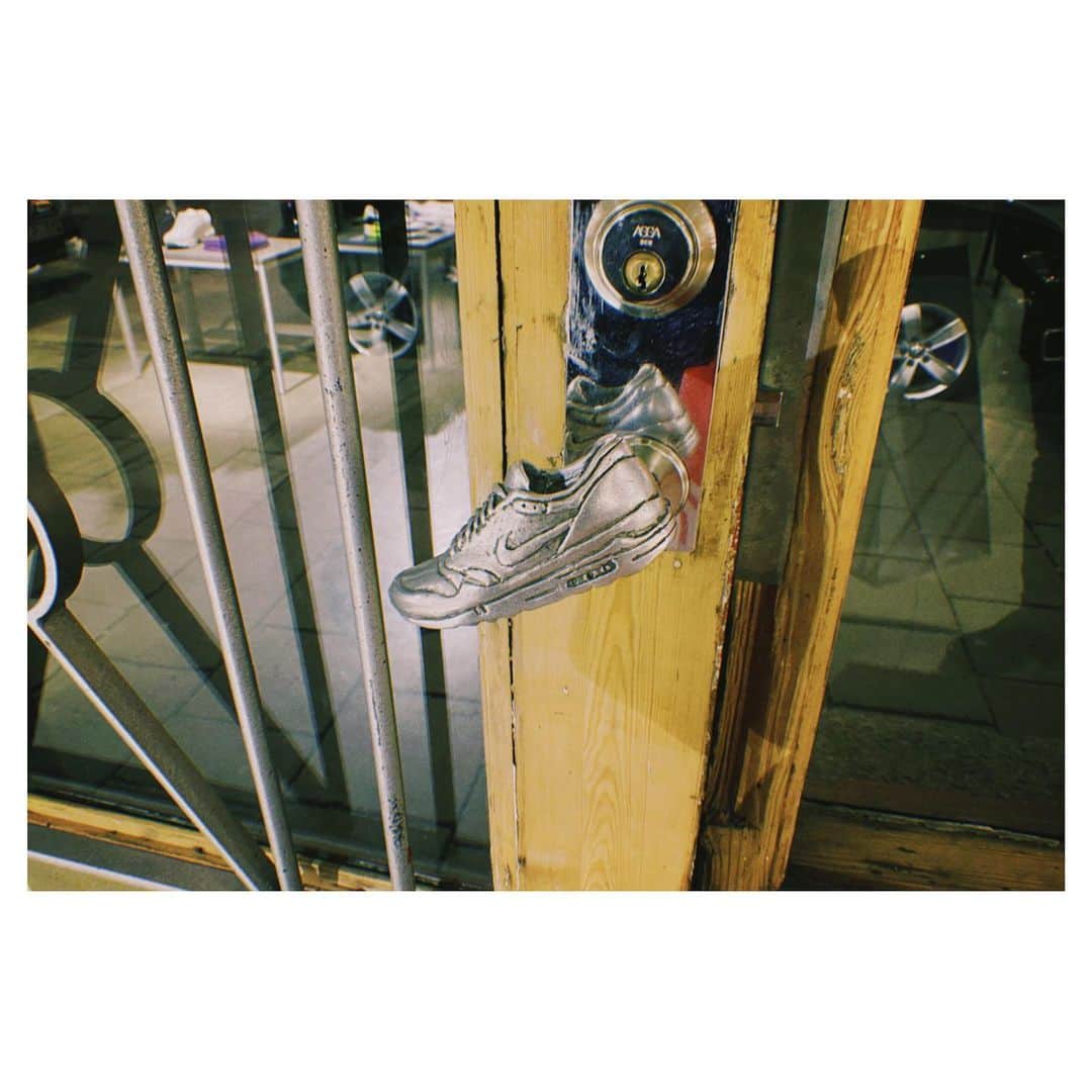 工藤大輝のインスタグラム：「🇸🇪 Air Max door knob @sneakersnstuff.sthlm」