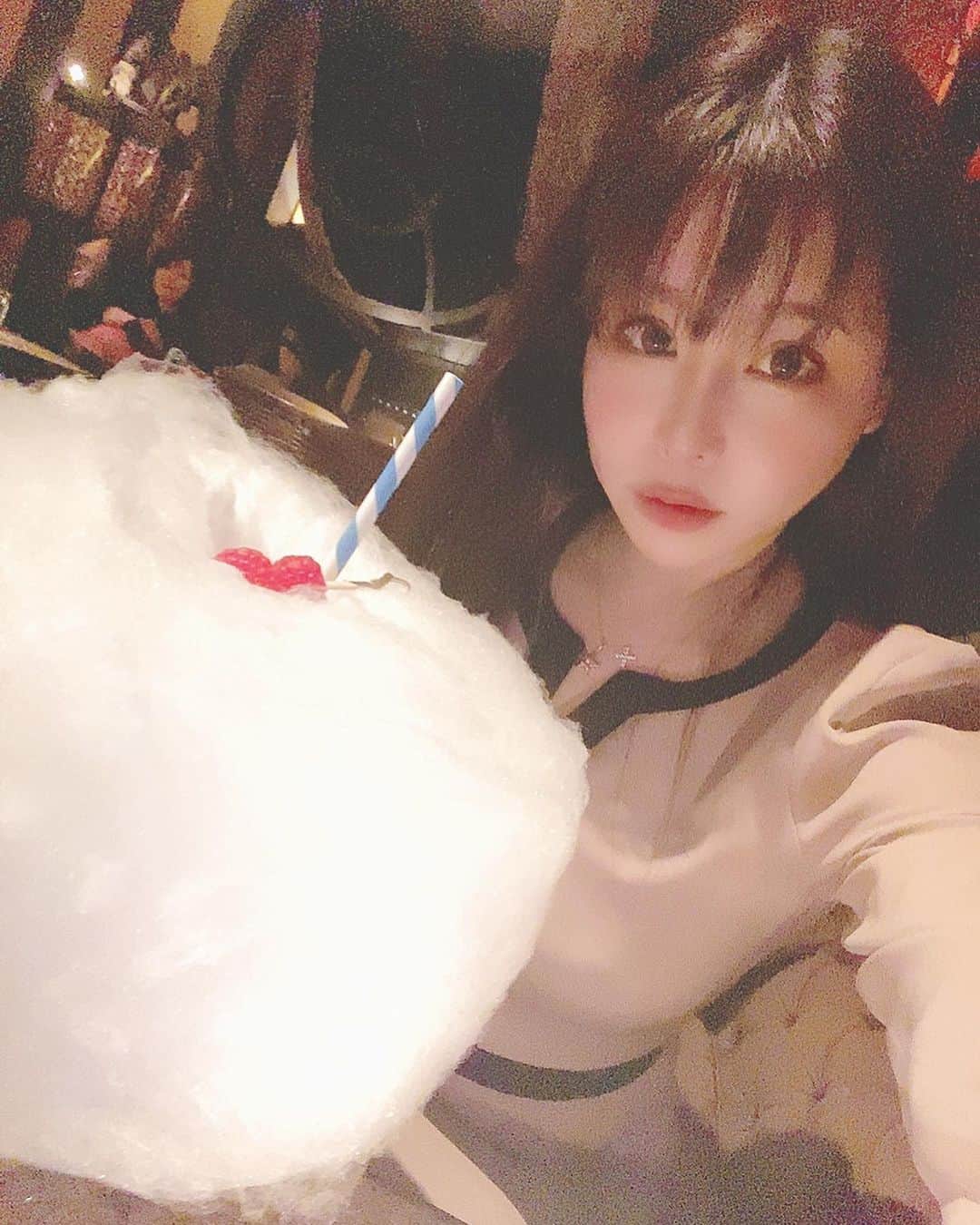 利咲さんのインスタグラム写真 - (利咲Instagram)「もふもふカクテル🍸☁️﻿ 妖精をモチーフとしたバーがとても私好みの内装でした🧚‍♀️﻿ ﻿ 魔女のお部屋のような不思議な妖精の粉？とかオブジェが入り口から何から何まで凝っててミステリアスで幻想的なコンセプトが凄い。﻿ ファンタジックな空間🔮好き✨﻿ ﻿ もふもふのコットンキャンディのカクテルかわいすぎる😍﻿ その名もヘブンロンリーフロウ😇﻿ 他のカクテルもクリエイティブな感じ💫﻿ ﻿ ﻿ #銀座 #ティルナノーグ #ティルナノーグカフェ #tirnanog #cafe #bar #もふもふカクテル #もふもふ #わたあめ #cottoncandy #ヘブンロンリーフロウ #heavenlonlyflows #fairy #オーセンティックバー #銀座 #東銀座 #Ginza #バンコクから来たらしい #白ポメ #ポメラニアン」2月6日 14時50分 - himeringo908