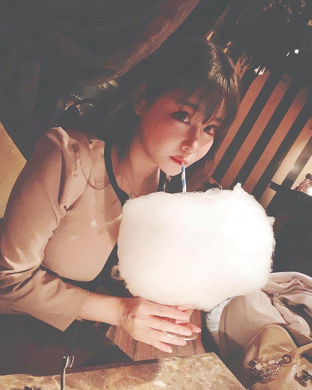利咲さんのインスタグラム写真 - (利咲Instagram)「もふもふカクテル🍸☁️﻿ 妖精をモチーフとしたバーがとても私好みの内装でした🧚‍♀️﻿ ﻿ 魔女のお部屋のような不思議な妖精の粉？とかオブジェが入り口から何から何まで凝っててミステリアスで幻想的なコンセプトが凄い。﻿ ファンタジックな空間🔮好き✨﻿ ﻿ もふもふのコットンキャンディのカクテルかわいすぎる😍﻿ その名もヘブンロンリーフロウ😇﻿ 他のカクテルもクリエイティブな感じ💫﻿ ﻿ ﻿ #銀座 #ティルナノーグ #ティルナノーグカフェ #tirnanog #cafe #bar #もふもふカクテル #もふもふ #わたあめ #cottoncandy #ヘブンロンリーフロウ #heavenlonlyflows #fairy #オーセンティックバー #銀座 #東銀座 #Ginza #バンコクから来たらしい #白ポメ #ポメラニアン」2月6日 14時50分 - himeringo908