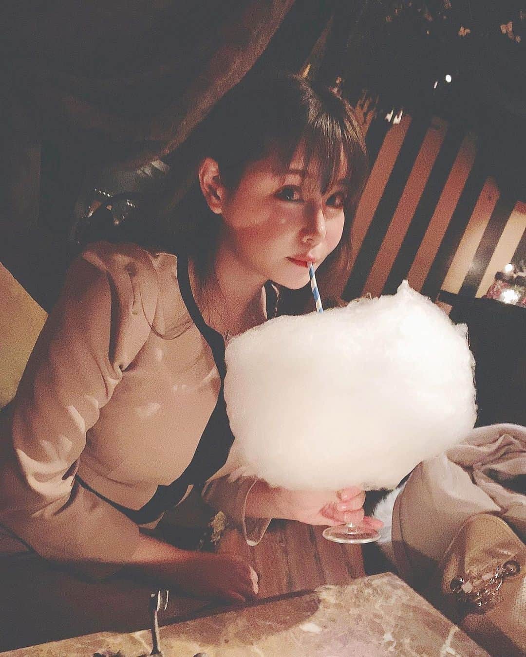 利咲さんのインスタグラム写真 - (利咲Instagram)「もふもふカクテル🍸☁️﻿ 妖精をモチーフとしたバーがとても私好みの内装でした🧚‍♀️﻿ ﻿ 魔女のお部屋のような不思議な妖精の粉？とかオブジェが入り口から何から何まで凝っててミステリアスで幻想的なコンセプトが凄い。﻿ ファンタジックな空間🔮好き✨﻿ ﻿ もふもふのコットンキャンディのカクテルかわいすぎる😍﻿ その名もヘブンロンリーフロウ😇﻿ 他のカクテルもクリエイティブな感じ💫﻿ ﻿ ﻿ #銀座 #ティルナノーグ #ティルナノーグカフェ #tirnanog #cafe #bar #もふもふカクテル #もふもふ #わたあめ #cottoncandy #ヘブンロンリーフロウ #heavenlonlyflows #fairy #オーセンティックバー #銀座 #東銀座 #Ginza #バンコクから来たらしい #白ポメ #ポメラニアン」2月6日 14時50分 - himeringo908