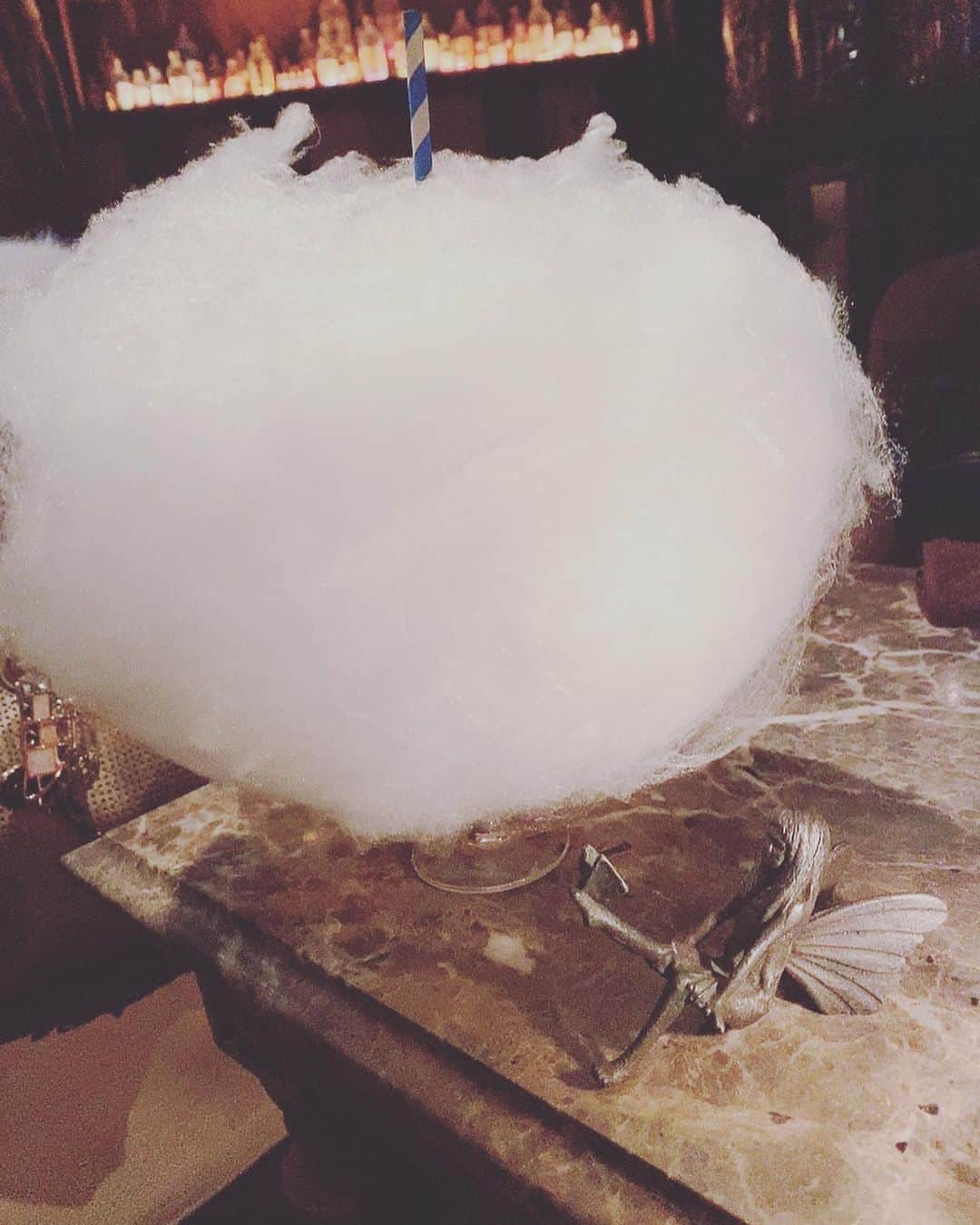 利咲さんのインスタグラム写真 - (利咲Instagram)「もふもふカクテル🍸☁️﻿ 妖精をモチーフとしたバーがとても私好みの内装でした🧚‍♀️﻿ ﻿ 魔女のお部屋のような不思議な妖精の粉？とかオブジェが入り口から何から何まで凝っててミステリアスで幻想的なコンセプトが凄い。﻿ ファンタジックな空間🔮好き✨﻿ ﻿ もふもふのコットンキャンディのカクテルかわいすぎる😍﻿ その名もヘブンロンリーフロウ😇﻿ 他のカクテルもクリエイティブな感じ💫﻿ ﻿ ﻿ #銀座 #ティルナノーグ #ティルナノーグカフェ #tirnanog #cafe #bar #もふもふカクテル #もふもふ #わたあめ #cottoncandy #ヘブンロンリーフロウ #heavenlonlyflows #fairy #オーセンティックバー #銀座 #東銀座 #Ginza #バンコクから来たらしい #白ポメ #ポメラニアン」2月6日 14時50分 - himeringo908