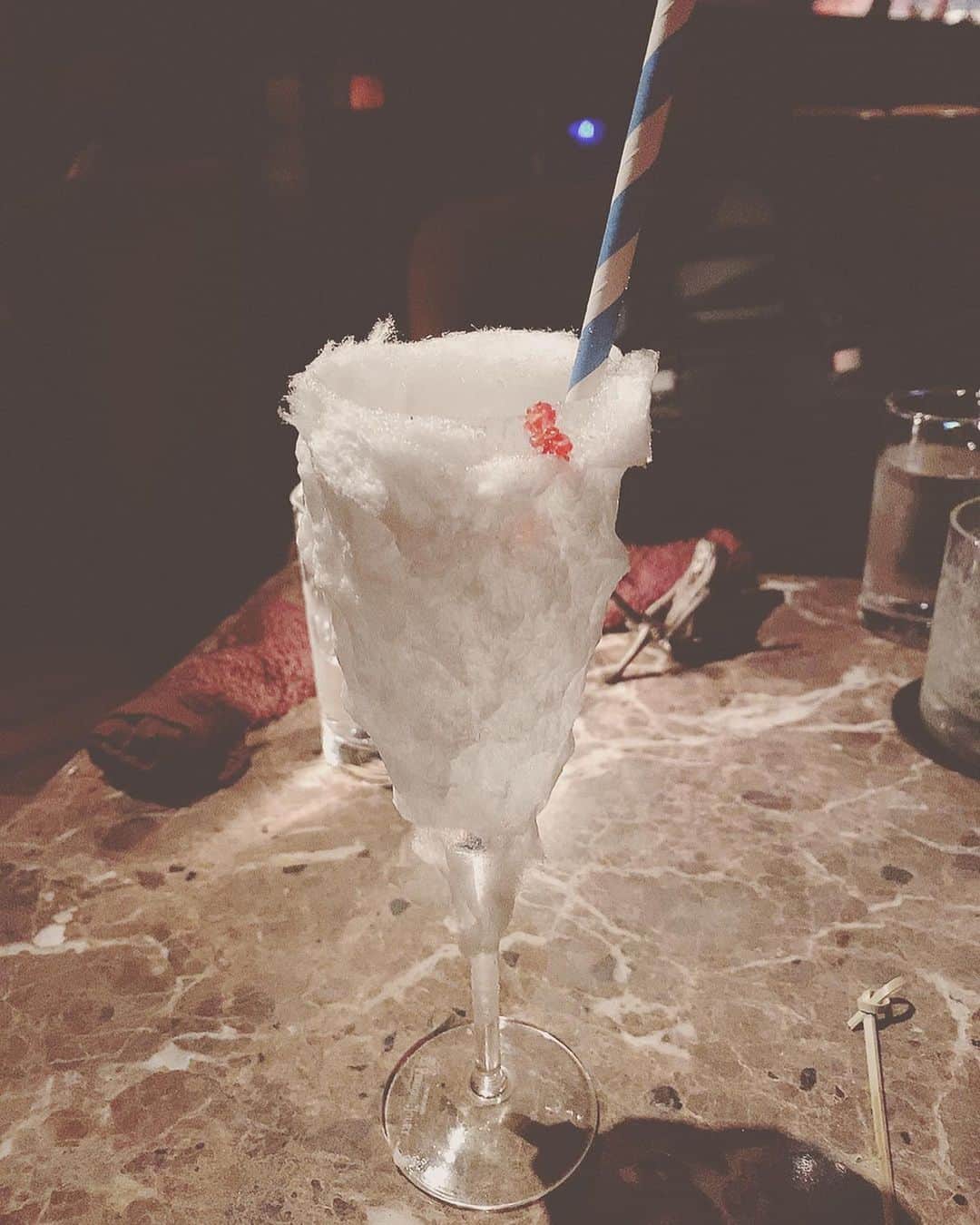 利咲さんのインスタグラム写真 - (利咲Instagram)「もふもふカクテル🍸☁️﻿ 妖精をモチーフとしたバーがとても私好みの内装でした🧚‍♀️﻿ ﻿ 魔女のお部屋のような不思議な妖精の粉？とかオブジェが入り口から何から何まで凝っててミステリアスで幻想的なコンセプトが凄い。﻿ ファンタジックな空間🔮好き✨﻿ ﻿ もふもふのコットンキャンディのカクテルかわいすぎる😍﻿ その名もヘブンロンリーフロウ😇﻿ 他のカクテルもクリエイティブな感じ💫﻿ ﻿ ﻿ #銀座 #ティルナノーグ #ティルナノーグカフェ #tirnanog #cafe #bar #もふもふカクテル #もふもふ #わたあめ #cottoncandy #ヘブンロンリーフロウ #heavenlonlyflows #fairy #オーセンティックバー #銀座 #東銀座 #Ginza #バンコクから来たらしい #白ポメ #ポメラニアン」2月6日 14時50分 - himeringo908