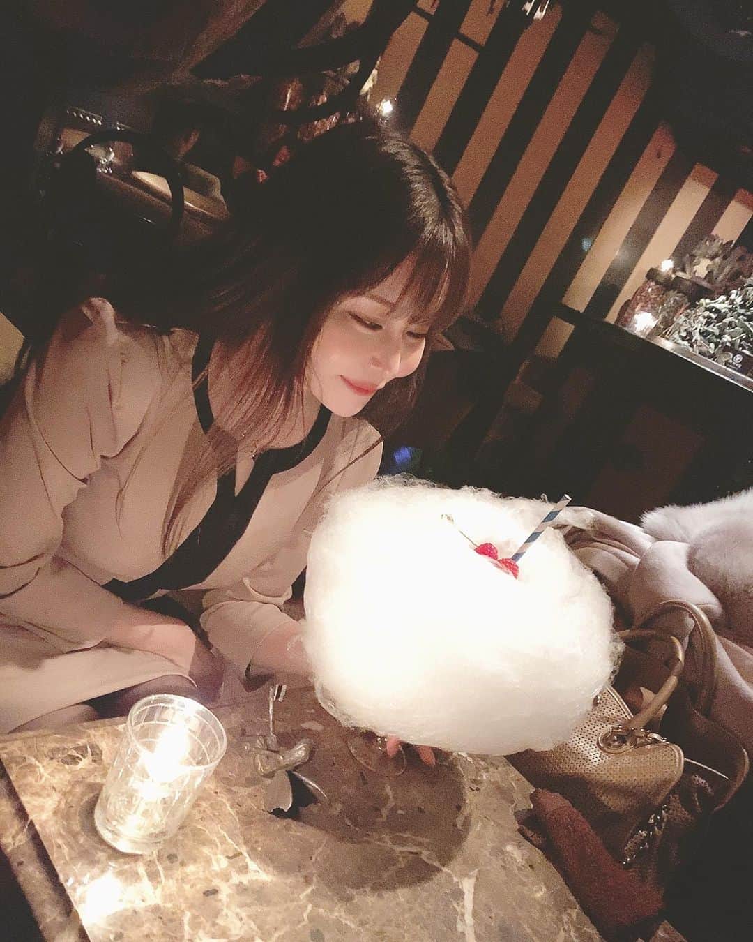 利咲のインスタグラム：「もふもふカクテル🍸☁️﻿ 妖精をモチーフとしたバーがとても私好みの内装でした🧚‍♀️﻿ ﻿ 魔女のお部屋のような不思議な妖精の粉？とかオブジェが入り口から何から何まで凝っててミステリアスで幻想的なコンセプトが凄い。﻿ ファンタジックな空間🔮好き✨﻿ ﻿ もふもふのコットンキャンディのカクテルかわいすぎる😍﻿ その名もヘブンロンリーフロウ😇﻿ 他のカクテルもクリエイティブな感じ💫﻿ ﻿ ﻿ #銀座 #ティルナノーグ #ティルナノーグカフェ #tirnanog #cafe #bar #もふもふカクテル #もふもふ #わたあめ #cottoncandy #ヘブンロンリーフロウ #heavenlonlyflows #fairy #オーセンティックバー #銀座 #東銀座 #Ginza #バンコクから来たらしい #白ポメ #ポメラニアン」