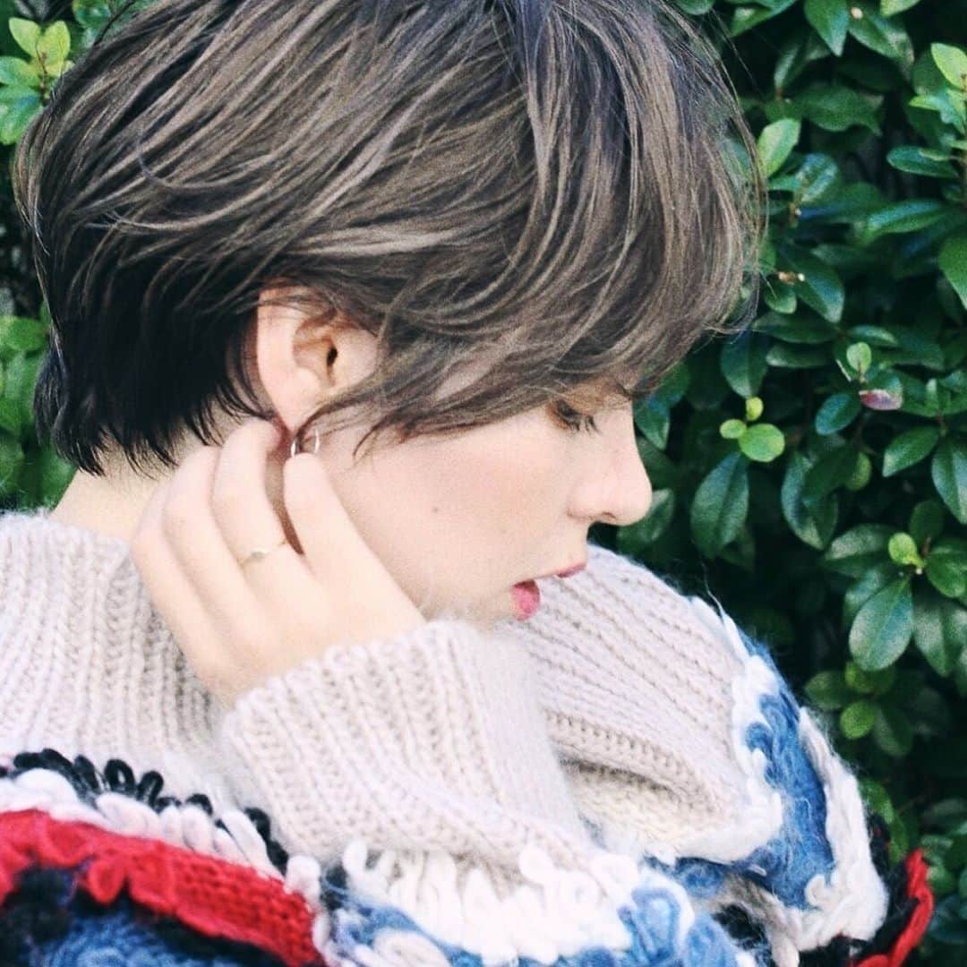 渡部幸也のインスタグラム：「今日は本当に寒くて驚きです🌬 まだまだ冬本番はこれからなんでしょうか⁉️ そしてやはり寒い時期で、首もとにボリュームがくる服装される事も多く、首もとスッキリのショートスタイルやボブスタイルにされるオーダーもいただいています✂︎ この時期だからこそ、すっきりしたスタイルに挑戦してみてはいかがでしょうか❓🙆‍♂️ 皆様からのご予約、お待ちしています🙇  ワタベ  #ヘアスタイル #ヘア #髪型 #ヘアカタログ #ヘアセット #くせ毛風パーマ #透明感カラー #hair #恵比寿美容院 #代官山美容室 #代官山美容院 #美容学生 #中目黒美容師 #代官山美容師 #恵比寿美容師 #中目黒美容室 #中目黒美容院 #恵比寿美容室 #サロンモデル #中目黒ランチ #恵比寿ランチ #hpb_hair #中目黒 #代官山 #恵比寿 #渋谷 #ar_magazine #murua #emoda #americanvintage ✂︎【ELLA】中目黒  東京都目黒区中目黒1-3-5 目黒プリンスコーポ202  トレンドだけではなく、お客様１人１人の似合わせを重視したヘアスタイルを一緒に考えさせていただきます✂︎✂︎✂︎✂︎✂︎✂︎✂︎✂︎✂︎ 初めてお会いするお客様には最初の見た目は話しかけずらそうと言われますが、ご来店していただいてるお客様には実際会ってみると話しやすくと安心した言われ事がほとんどです😅 なのでご安心して、髪の毛のご相談ください✨  ネット予約がいっぱいの時は、お電話でのお問い合わせをお願い致します🙇 03-6452-2150  皆様からのご予約、お待ちしています😊」