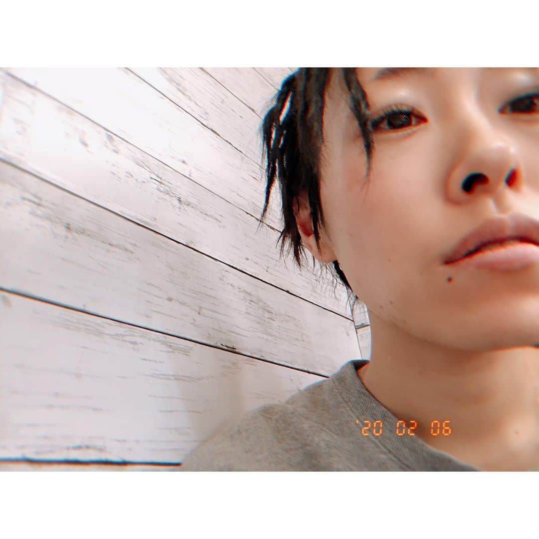 etsucoのインスタグラム：「✱ ✱ ✱ 育成中2日目👩🏻‍🦱👩🏻‍🦱👩🏻‍🦱 ✱ 1週間ぐらいしないと安定しないらしい。 うーん奥深い。(ソフトだけど) ✱ ✱ #etsuco #newhair #モテないであろう女の髪型推進委員会 #気分転換」
