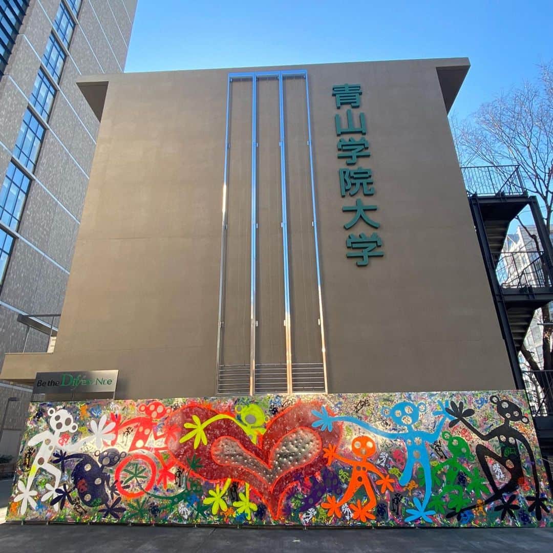 香取慎吾さんのインスタグラム写真 - (香取慎吾Instagram)「#青山学院 に壁画を描かせてもらいました！ タイトルは #BetheDifference 学生達のプロジェクトチームの思いがカタチになり 東京にみんなに観てもらえる #香取慎吾 の壁画が誕生しました！ #青学BE #青学 #世界はひとりひとりの力で変えられる @aoDifference #SHINGOKATORI」2月6日 15時02分 - katorishingo_official
