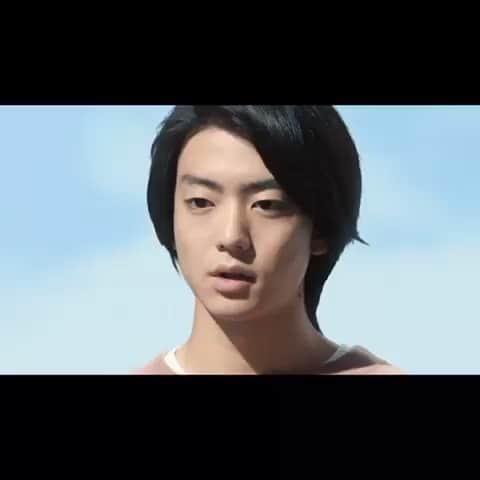 伊藤健太郎のインスタグラム：「はるやまの新CMがO.Aになってます！  #はるやま #脚長ヒーロースーツ #唄ってます #aoao」