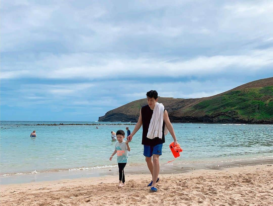 イ・ヒョニさんのインスタグラム写真 - (イ・ヒョニInstagram)「🌴Aloha! 오늘은 하나우마베이에 갔어요~ 매번 하와이 올 때마다 하나우마베이에 갔었지만 이번이 정말! 진짜! 최고! 대박! 제~~~일 힘들었어요.... ㅎㅎ하하하ㅏ하핳ㅎㅎ하하하하🤪 그렇지만 그만큼 기억에 오래 남을 듯🤣 행복합니다 진심이에요 #하와이 #가족엠티 #극기훈련 #hawaii #hanaumabay」2月6日 15時11分 - lee.hyunyi