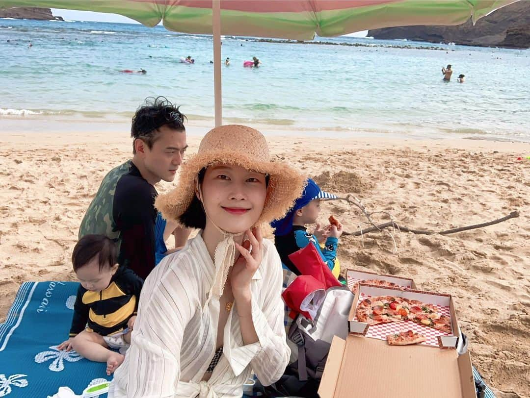 イ・ヒョニさんのインスタグラム写真 - (イ・ヒョニInstagram)「🌴Aloha! 오늘은 하나우마베이에 갔어요~ 매번 하와이 올 때마다 하나우마베이에 갔었지만 이번이 정말! 진짜! 최고! 대박! 제~~~일 힘들었어요.... ㅎㅎ하하하ㅏ하핳ㅎㅎ하하하하🤪 그렇지만 그만큼 기억에 오래 남을 듯🤣 행복합니다 진심이에요 #하와이 #가족엠티 #극기훈련 #hawaii #hanaumabay」2月6日 15時11分 - lee.hyunyi